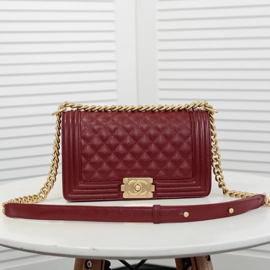 💰460￥ "Full leather inside and out with original hardware" Chanel👑 Using imported first-layer cowhide with lychee pattern [color] [lightning] thickened electroplated hardware accessories🌈The workmanship is comparable to the original order💪The bottom can be pinched and rebounded without trace, absolutely spot-on and real-life, fashionable and durable💪💪High-end quality, no pressure in and out of the drill cabinet💏, size 25*15*8cm Style number: 67086