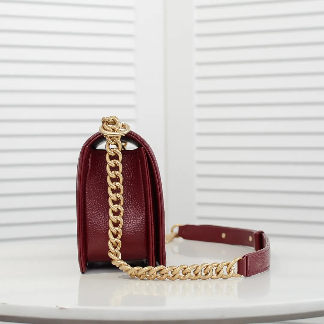 💰460￥ "Full leather inside and out with original hardware" Chanel👑 Using imported first-layer cowhide with lychee pattern [color] [lightning] thickened electroplated hardware accessories🌈The workmanship is comparable to the original order💪The bottom can be pinched and rebounded without trace, absolutely spot-on and real-life, fashionable and durable💪💪High-end quality, no pressure in and out of the drill cabinet💏, size 25*15*8cm Style number: 67086