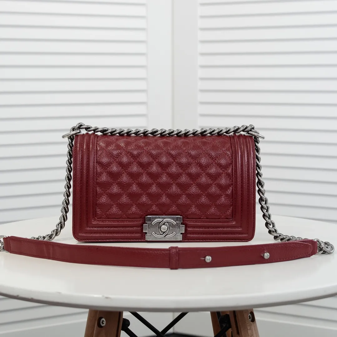 💰460￥ "Full leather inside and out with original hardware" Chanel👑 Using imported first-layer cowhide with lychee pattern [color] [lightning] thickened electroplated hardware accessories🌈The workmanship is comparable to the original order💪The bottom can be pinched and rebounded without trace, absolutely spot-on and real-life, fashionable and durable💪💪High-end quality, no pressure in and out of the drill cabinet💏, size 25*15*8cm Style number: 67086