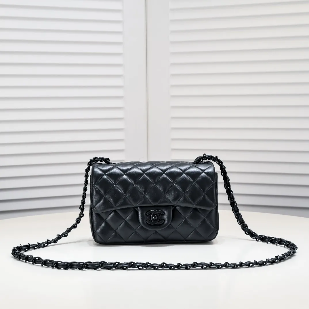 💰320￥Black buckle CF versatile lambskin🌹 Chanel💃🏻‼ ️Eternal classic style [shy] noble temperament💃🏻favorite of celebrities🌟soft leather and high-end👍counter hardware exquisite workmanship to reject flaws [strong] both dazzling and feminine 😝[strong] luxurious and durable🌟Size: 20*14*7cm Style number: 1116