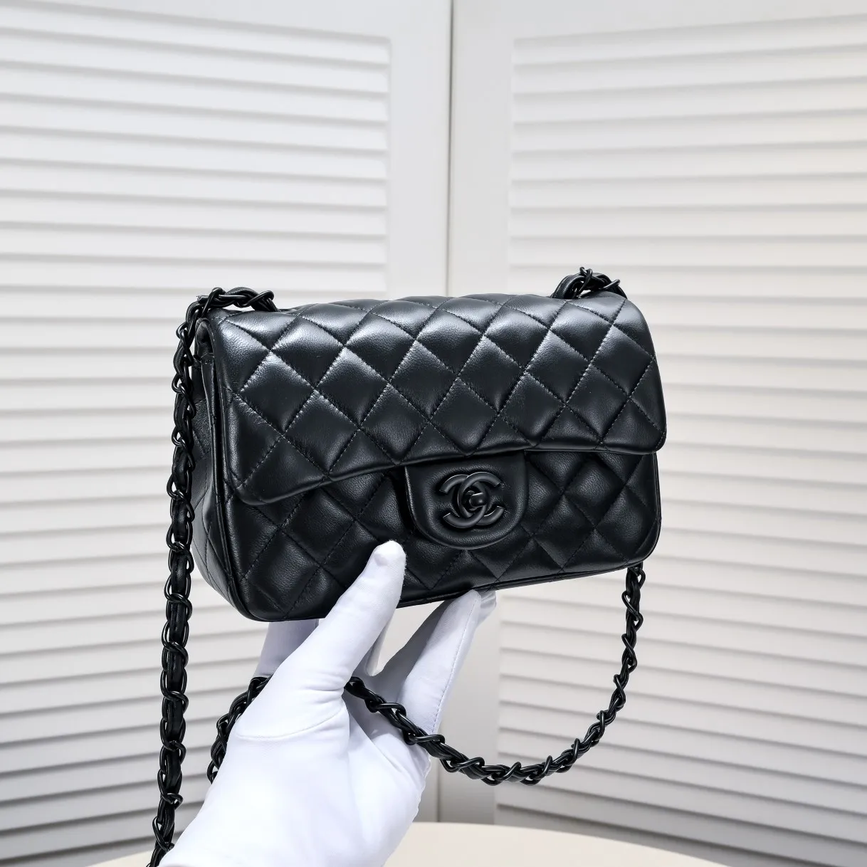 💰320￥Black buckle CF versatile lambskin🌹 Chanel💃🏻‼ ️Eternal classic style [shy] noble temperament💃🏻favorite of celebrities🌟soft leather and high-end👍counter hardware exquisite workmanship to reject flaws [strong] both dazzling and feminine 😝[strong] luxurious and durable🌟Size: 20*14*7cm Style number: 1116