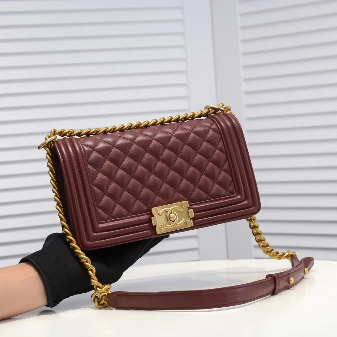 💰420￥ (Full sheepskin with original hardware) [Smile] Chanel Chanel 👑 Lambskin [Lightning] Thickened electroplated hardware accessories 🌈 The workmanship is comparable to the original order 💪 The bottom can be pinched and rebounded without trace, absolutely spot-on and real-life, fashionable and durable 💪💪 High-end quality, no pressure in and out of the drill cabinet 💏, size 25*15*8cm, style number: 67086 gold slip
