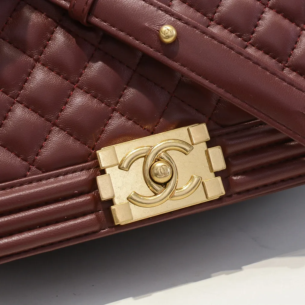 💰420￥ (Full sheepskin with original hardware) [Smile] Chanel Chanel 👑 Lambskin [Lightning] Thickened electroplated hardware accessories 🌈 The workmanship is comparable to the original order 💪 The bottom can be pinched and rebounded without trace, absolutely spot-on and real-life, fashionable and durable 💪💪 High-end quality, no pressure in and out of the drill cabinet 💏, size 25*15*8cm, style number: 67086 gold slip