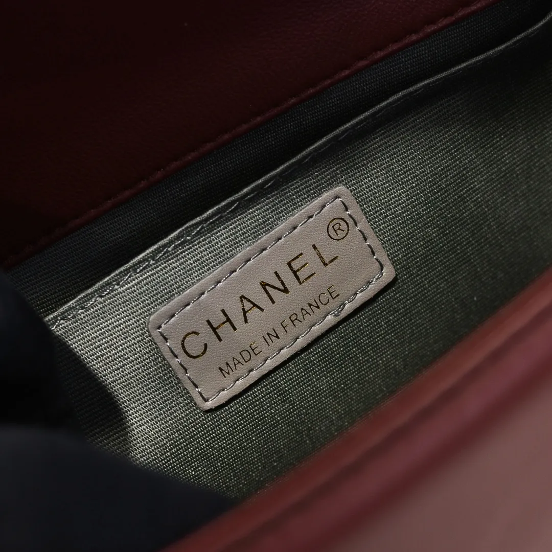💰420￥ (Full sheepskin with original hardware) [Smile] Chanel Chanel 👑 Lambskin [Lightning] Thickened electroplated hardware accessories 🌈 The workmanship is comparable to the original order 💪 The bottom can be pinched and rebounded without trace, absolutely spot-on and real-life, fashionable and durable 💪💪 High-end quality, no pressure in and out of the drill cabinet 💏, size 25*15*8cm, style number: 67086 gold slip