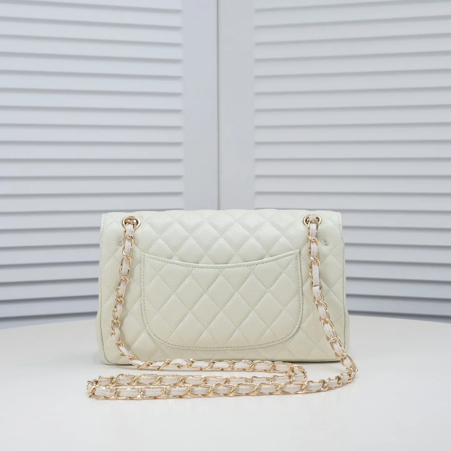 💰400￥ Off-white Chanel,...Palace-level poison👏...Original overseas factory CF2.55...😱 Absolutely the top-notch caviar ball grain cowhide you have never seen...✨Real K gold➰Gold buckle✨👑 The line spacing is perfectly consistent. The side of the bag is perfectly streamlined👏..It must have such a texture to be perfect💋 Follow the 9-pin diamond pattern. The flip cover is smooth and seamless ☑️ Strong visual three-dimensional effect 🔱 The diamond pattern is full and delicate 💑 It is super smooth, soft and comfortable to use 👒 CF is a must-have for girls. Size: 25.5*16*6.5cm. Style number: 1112 ball pattern