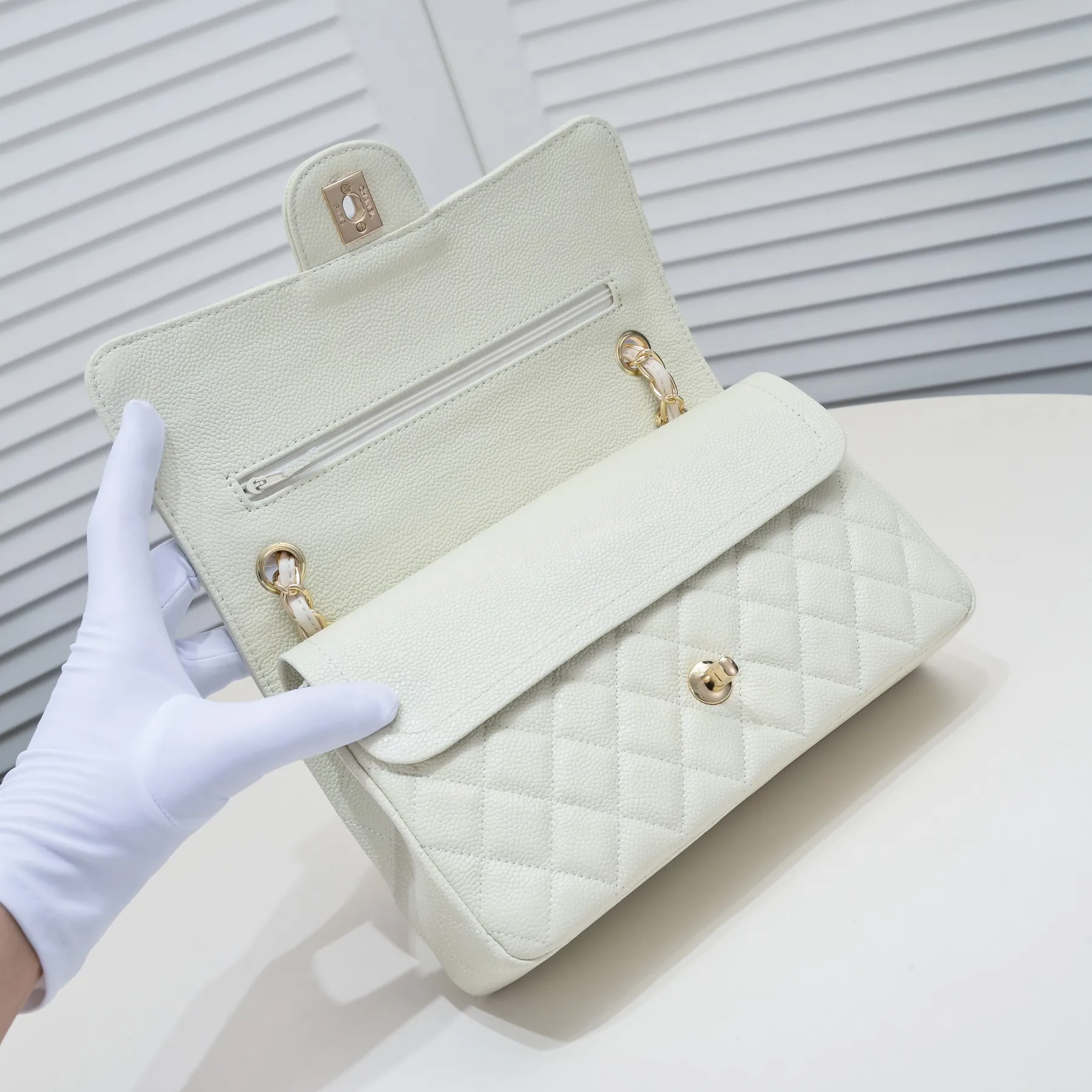 💰400￥ Off-white Chanel,...Palace-level poison👏...Original overseas factory CF2.55...😱 Absolutely the top-notch caviar ball grain cowhide you have never seen...✨Real K gold➰Gold buckle✨👑 The line spacing is perfectly consistent. The side of the bag is perfectly streamlined👏..It must have such a texture to be perfect💋 Follow the 9-pin diamond pattern. The flip cover is smooth and seamless ☑️ Strong visual three-dimensional effect 🔱 The diamond pattern is full and delicate 💑 It is super smooth, soft and comfortable to use 👒 CF is a must-have for girls. Size: 25.5*16*6.5cm. Style number: 1112 ball pattern