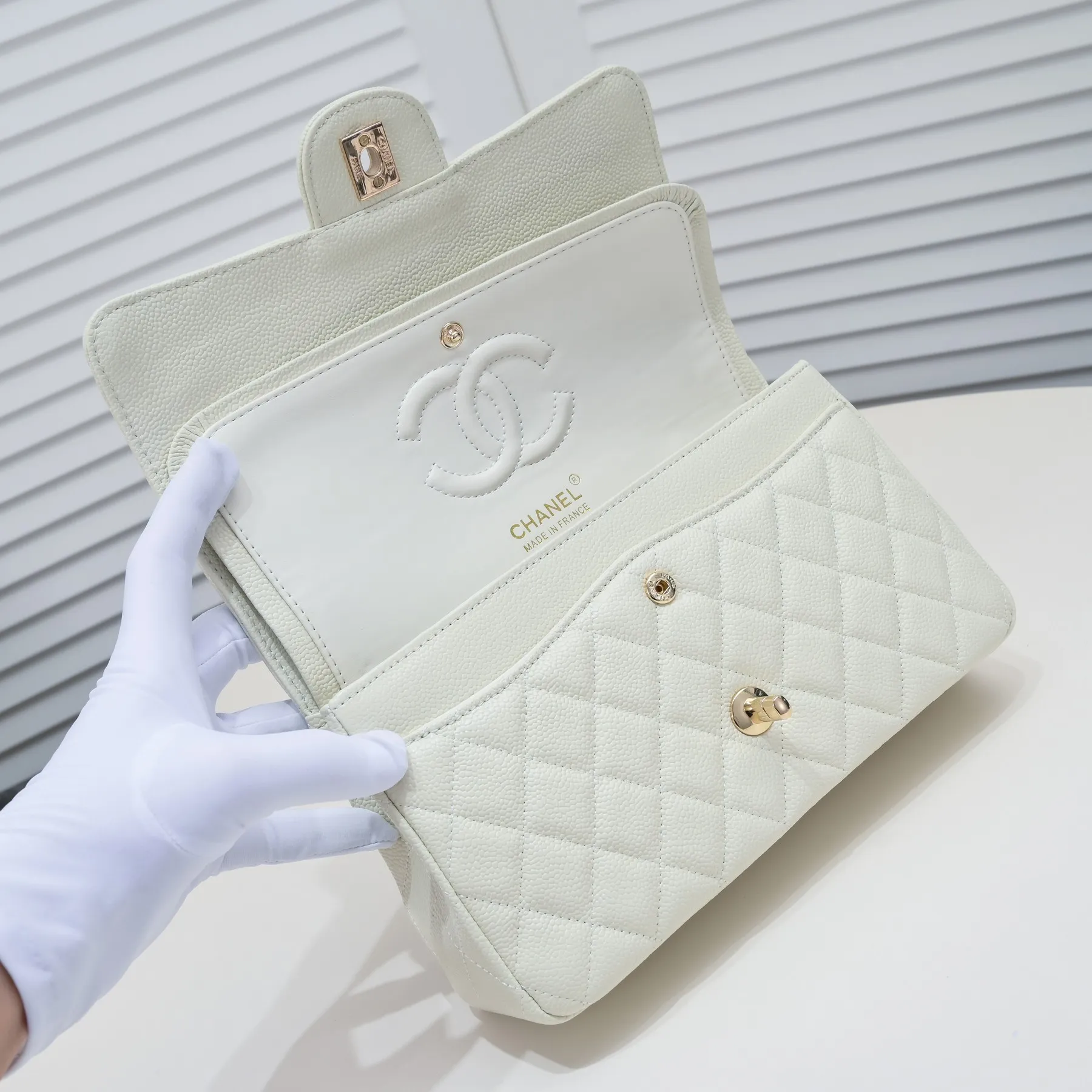 💰400￥ Off-white Chanel,...Palace-level poison👏...Original overseas factory CF2.55...😱 Absolutely the top-notch caviar ball grain cowhide you have never seen...✨Real K gold➰Gold buckle✨👑 The line spacing is perfectly consistent. The side of the bag is perfectly streamlined👏..It must have such a texture to be perfect💋 Follow the 9-pin diamond pattern. The flip cover is smooth and seamless ☑️ Strong visual three-dimensional effect 🔱 The diamond pattern is full and delicate 💑 It is super smooth, soft and comfortable to use 👒 CF is a must-have for girls. Size: 25.5*16*6.5cm. Style number: 1112 ball pattern