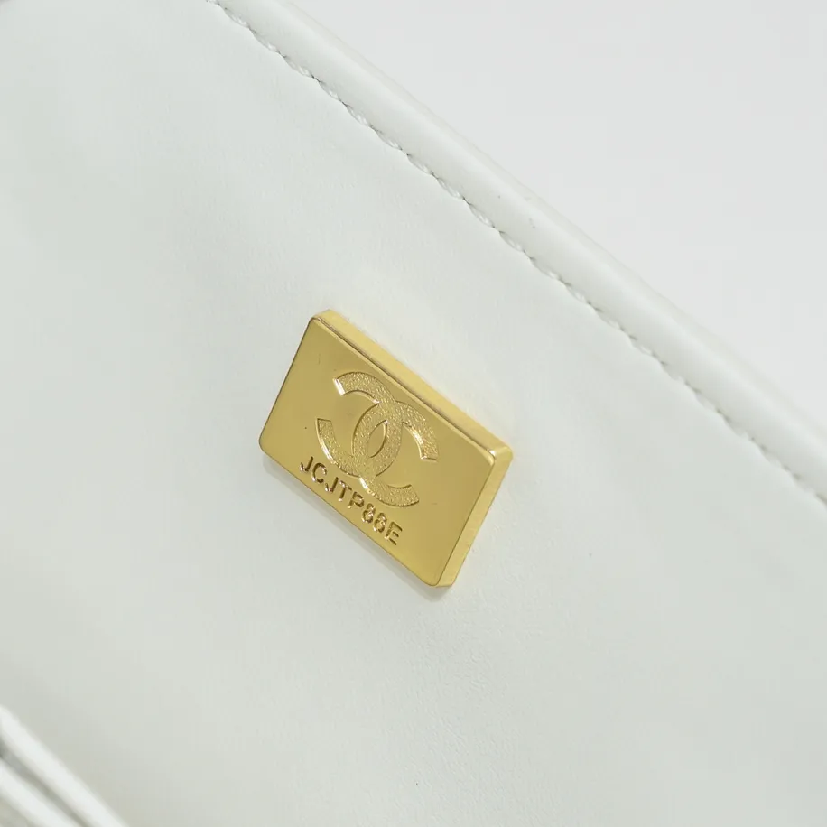 💰400￥ Off-white Chanel,...Palace-level poison👏...Original overseas factory CF2.55...😱 Absolutely the top-notch caviar ball grain cowhide you have never seen...✨Real K gold➰Gold buckle✨👑 The line spacing is perfectly consistent. The side of the bag is perfectly streamlined👏..It must have such a texture to be perfect💋 Follow the 9-pin diamond pattern. The flip cover is smooth and seamless ☑️ Strong visual three-dimensional effect 🔱 The diamond pattern is full and delicate 💑 It is super smooth, soft and comfortable to use 👒 CF is a must-have for girls. Size: 25.5*16*6.5cm. Style number: 1112 ball pattern