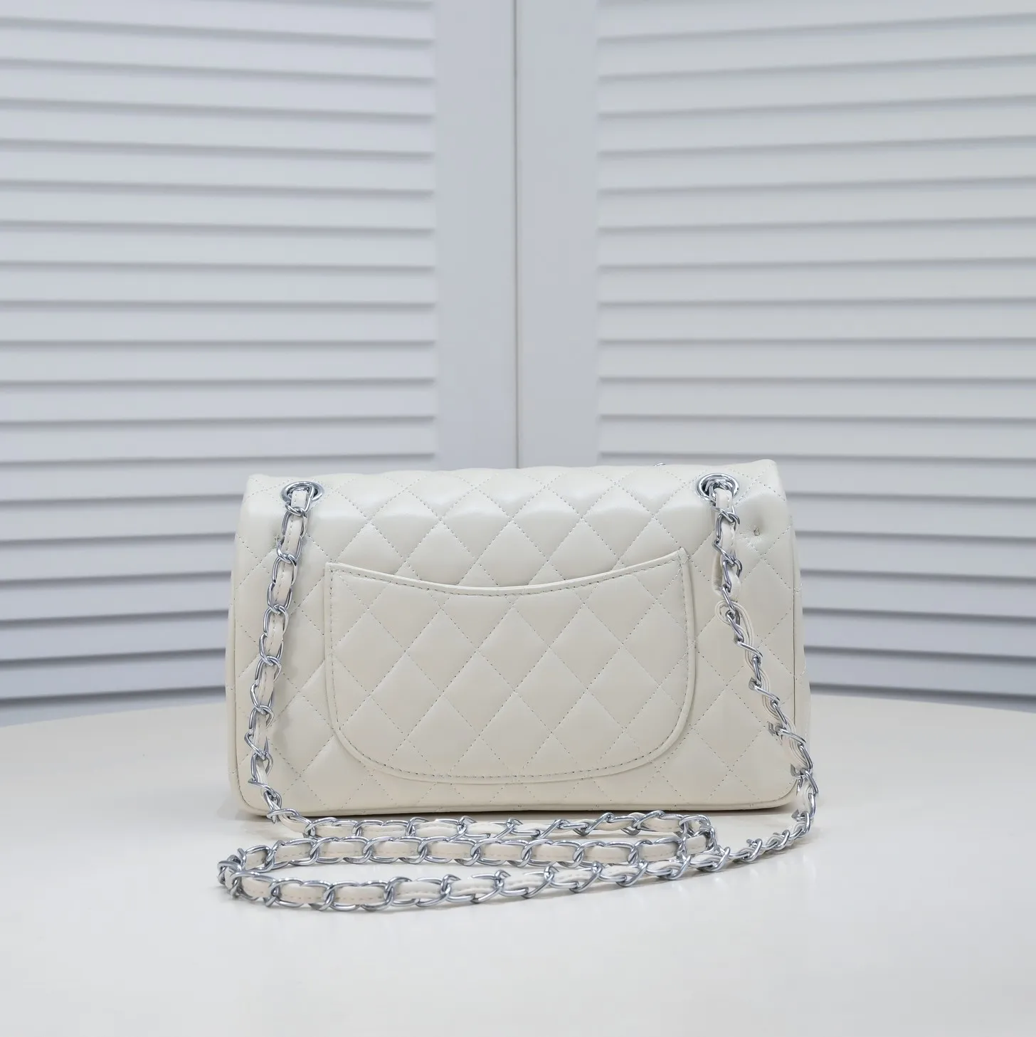 💰400￥ Off-white Chanel🔥Exclusive quality real shot shipment ✈️Official website updated simultaneously👑Chanel sheep pattern classic style with original hardware, summer style is coming💋CHANEL ‼ ️Crossbody bag, sheepskin with red lining🌸‼ ️ 🙈Fashion new favorite🙈 Size: 25.5*16*6.5. Style number: 1112 sheepskin