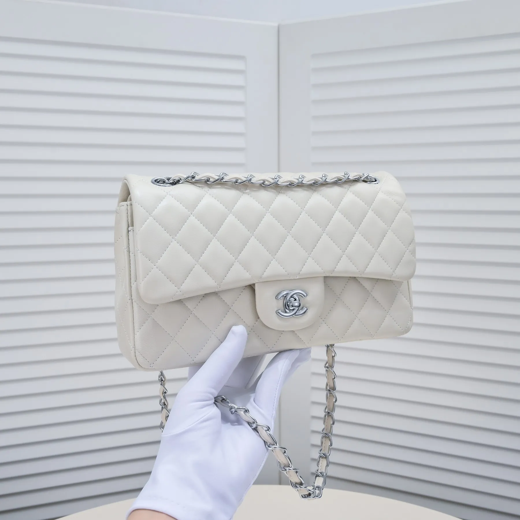 💰400￥ Off-white Chanel🔥Exclusive quality real shot shipment ✈️Official website updated simultaneously👑Chanel sheep pattern classic style with original hardware, summer style is coming💋CHANEL ‼ ️Crossbody bag, sheepskin with red lining🌸‼ ️ 🙈Fashion new favorite🙈 Size: 25.5*16*6.5. Style number: 1112 sheepskin