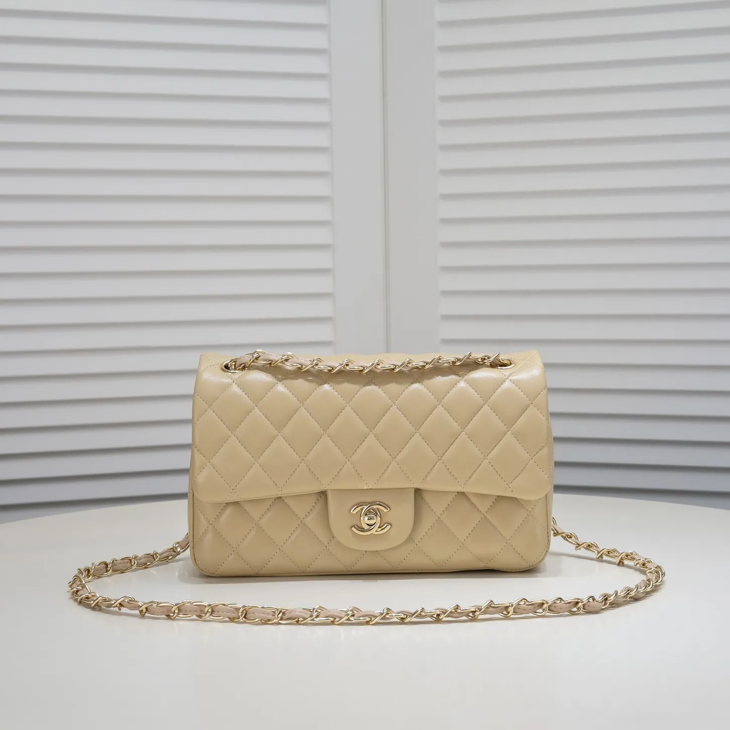 💰400￥Apricot Chanel🔥Exclusive quality real shot shipment✈️Official website updated simultaneously👑Chanel sheep pattern classic style with original hardware, summer style is coming💋CHANEL ‼ ️Crossbody bag, sheepskin with red lining🌸‼ ️ 🙈Fashion new favorite🙈 Size: 25.5*16*6.5. Style number: 1112 sheepskin
