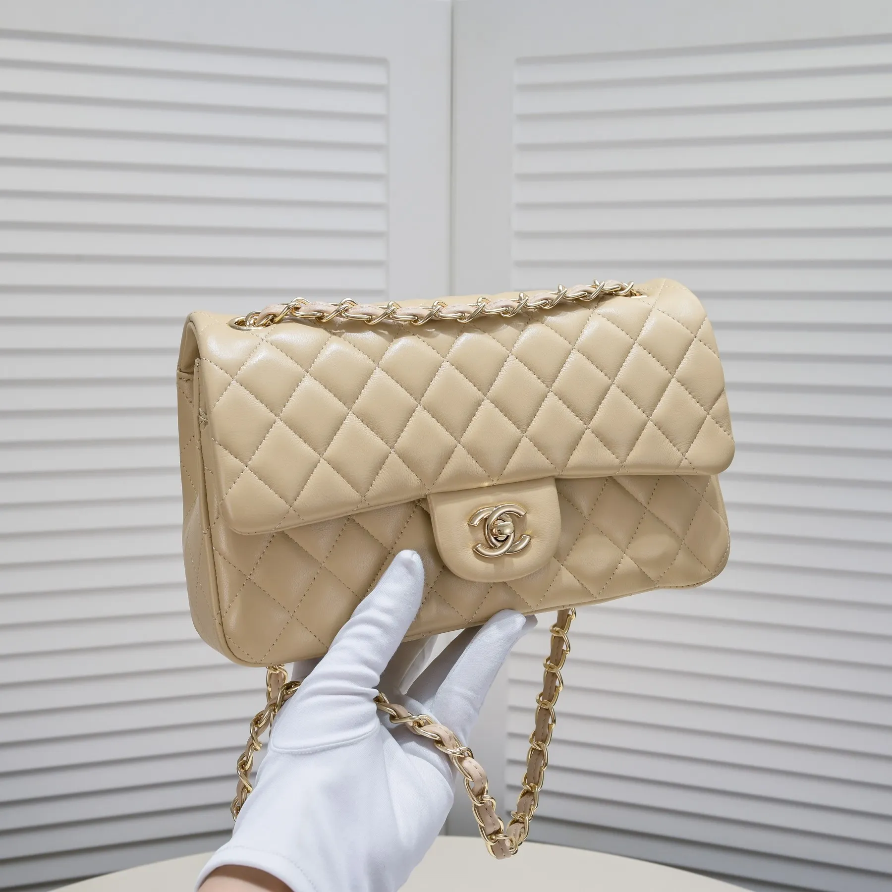 💰400￥Apricot Chanel🔥Exclusive quality real shot shipment✈️Official website updated simultaneously👑Chanel sheep pattern classic style with original hardware, summer style is coming💋CHANEL ‼ ️Crossbody bag, sheepskin with red lining🌸‼ ️ 🙈Fashion new favorite🙈 Size: 25.5*16*6.5. Style number: 1112 sheepskin