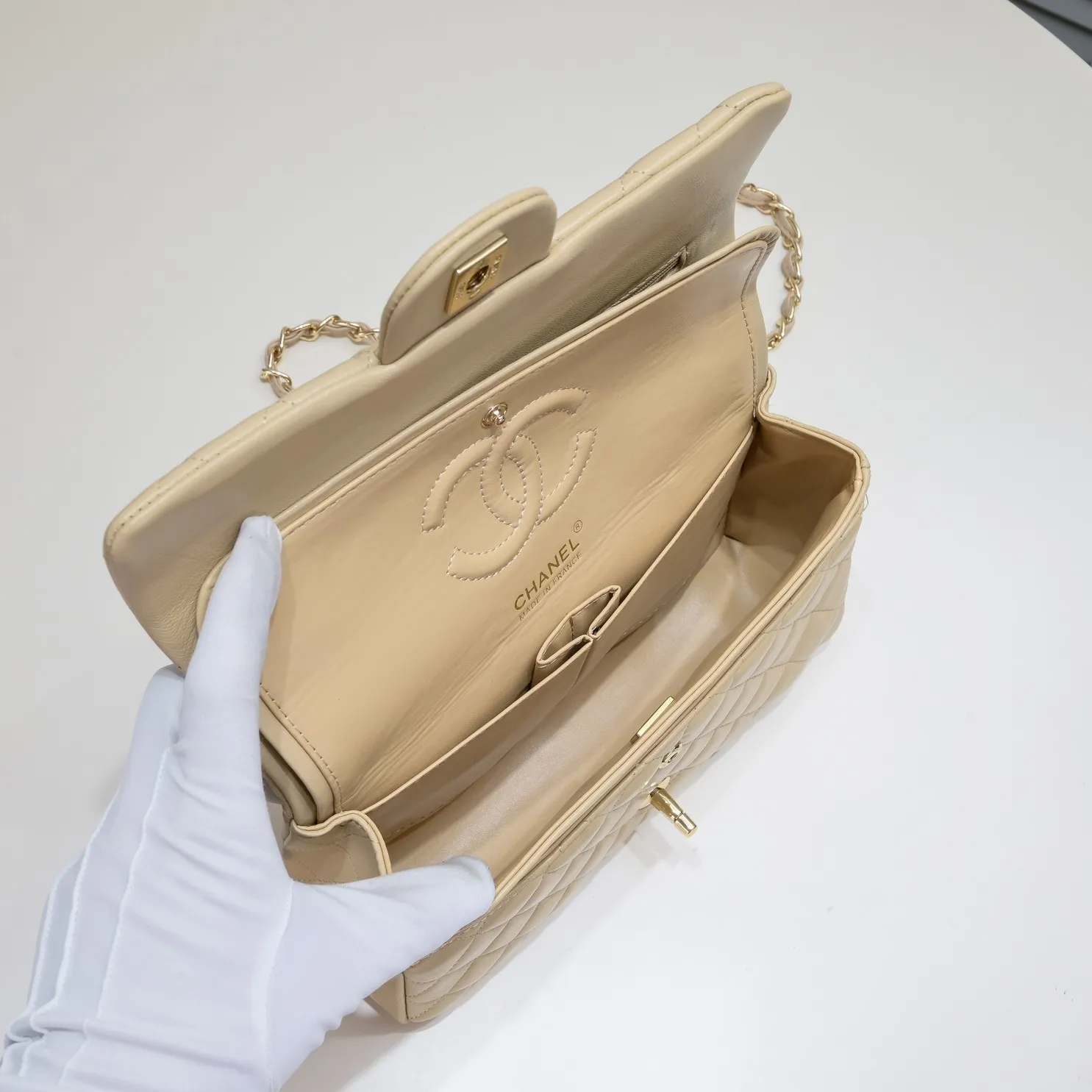 💰400￥Apricot Chanel🔥Exclusive quality real shot shipment✈️Official website updated simultaneously👑Chanel sheep pattern classic style with original hardware, summer style is coming💋CHANEL ‼ ️Crossbody bag, sheepskin with red lining🌸‼ ️ 🙈Fashion new favorite🙈 Size: 25.5*16*6.5. Style number: 1112 sheepskin