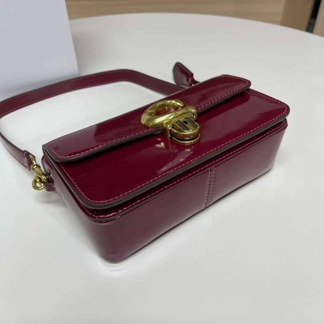 Top original order p480💰Coach/Coach new NEw new baguette bag Studio 20 patent leather! [Rose] model cE761 new baguette bag patent leather mirror bag, Studio20 girl bright eye I like it so much ~ the red and black are very stylish This patent leather has a good texture and the gloss is not ordinary Size 20/10/6.5 [Fireworks] [Fireworks]