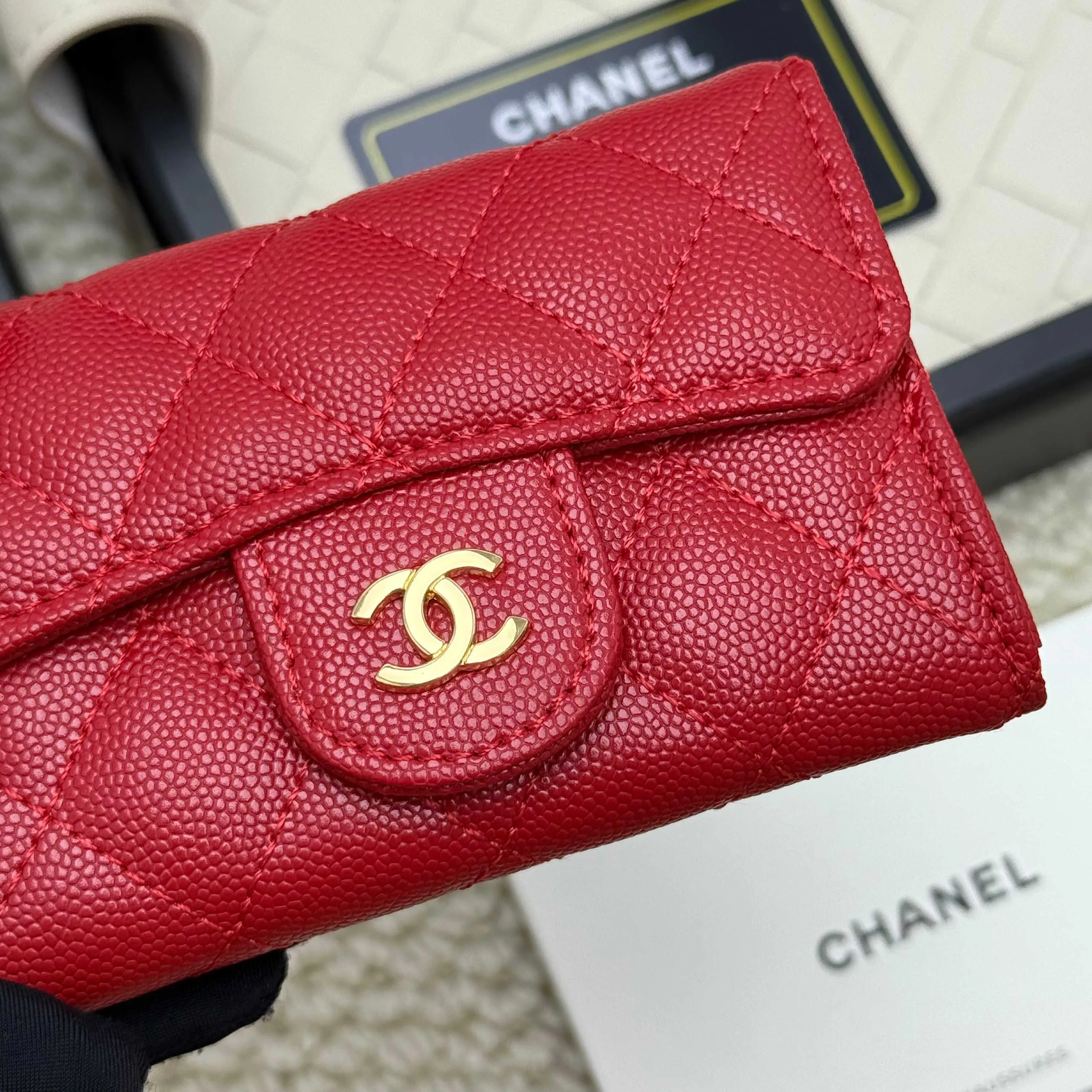 💰130 Chanel’s new product🍃card holder has arrived🍃. This card holder is more practical with an inner zipper😘The details are so beautiful, model number P468, size 11*8.5*3cm.