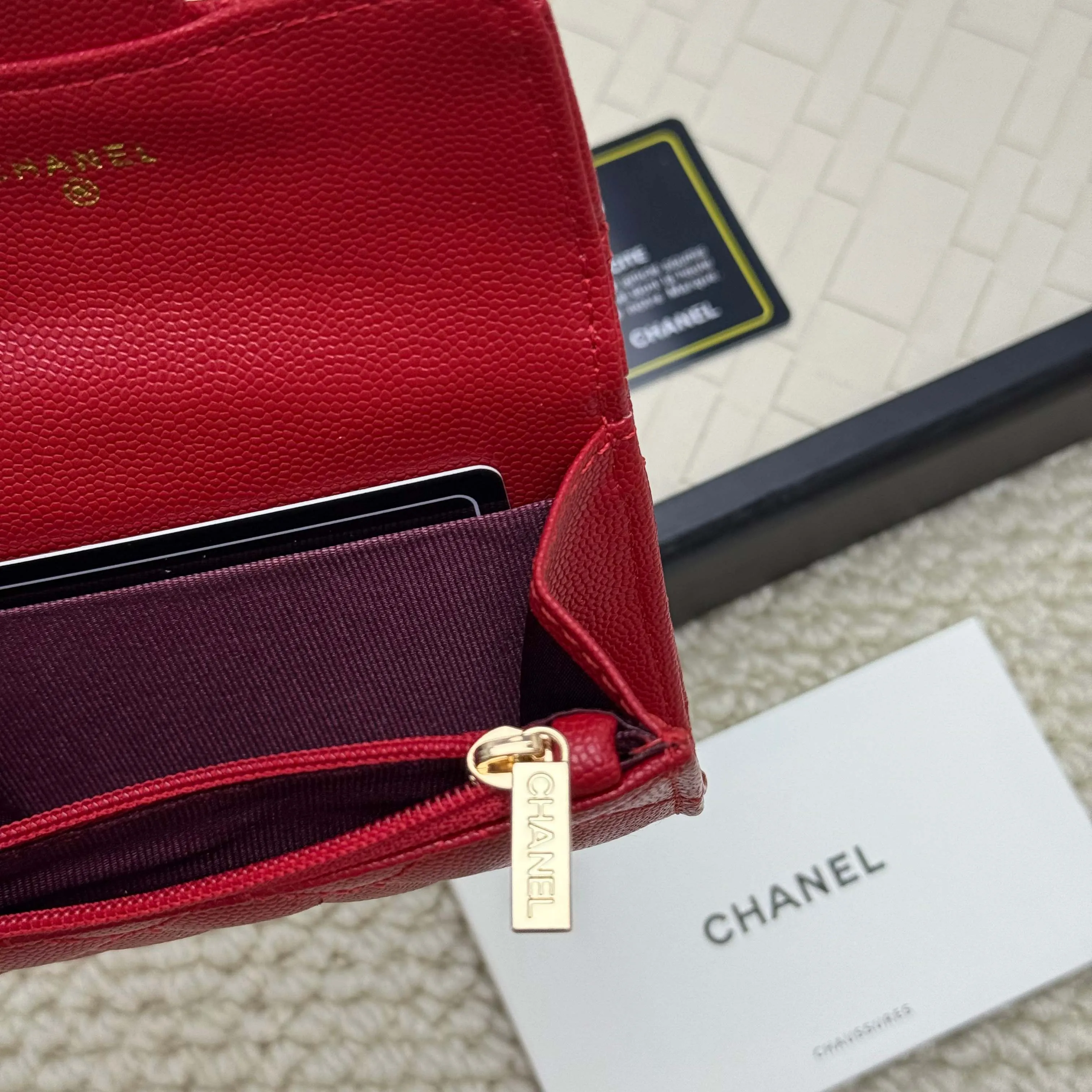 💰130 Chanel’s new product🍃card holder has arrived🍃. This card holder is more practical with an inner zipper😘The details are so beautiful, model number P468, size 11*8.5*3cm.