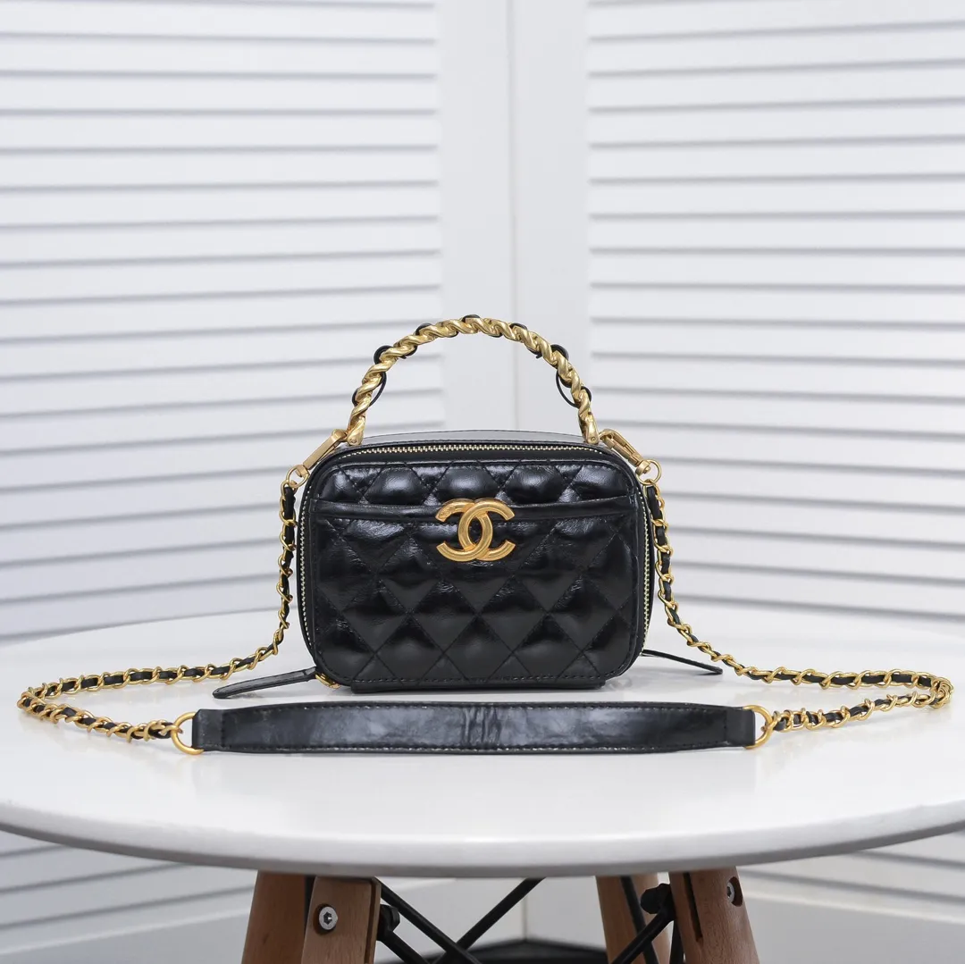 💰400￥Small size👑Chanel 2021 latest large and small camera bags are shipped! The double-zipper handheld camera bag is on sale now; it is made of imported top-layer oil-waxed calfskin. It has a strong sense of light. The leather chain-shaped handle has a retro style, and the compartment design is destined to have extraordinary capacity; it is super easy to store. It combines sophistication and fashion, and it is also great to use as a cosmetic case! Size: Small 14.5*10x7.5cm Style number: 9055 Small