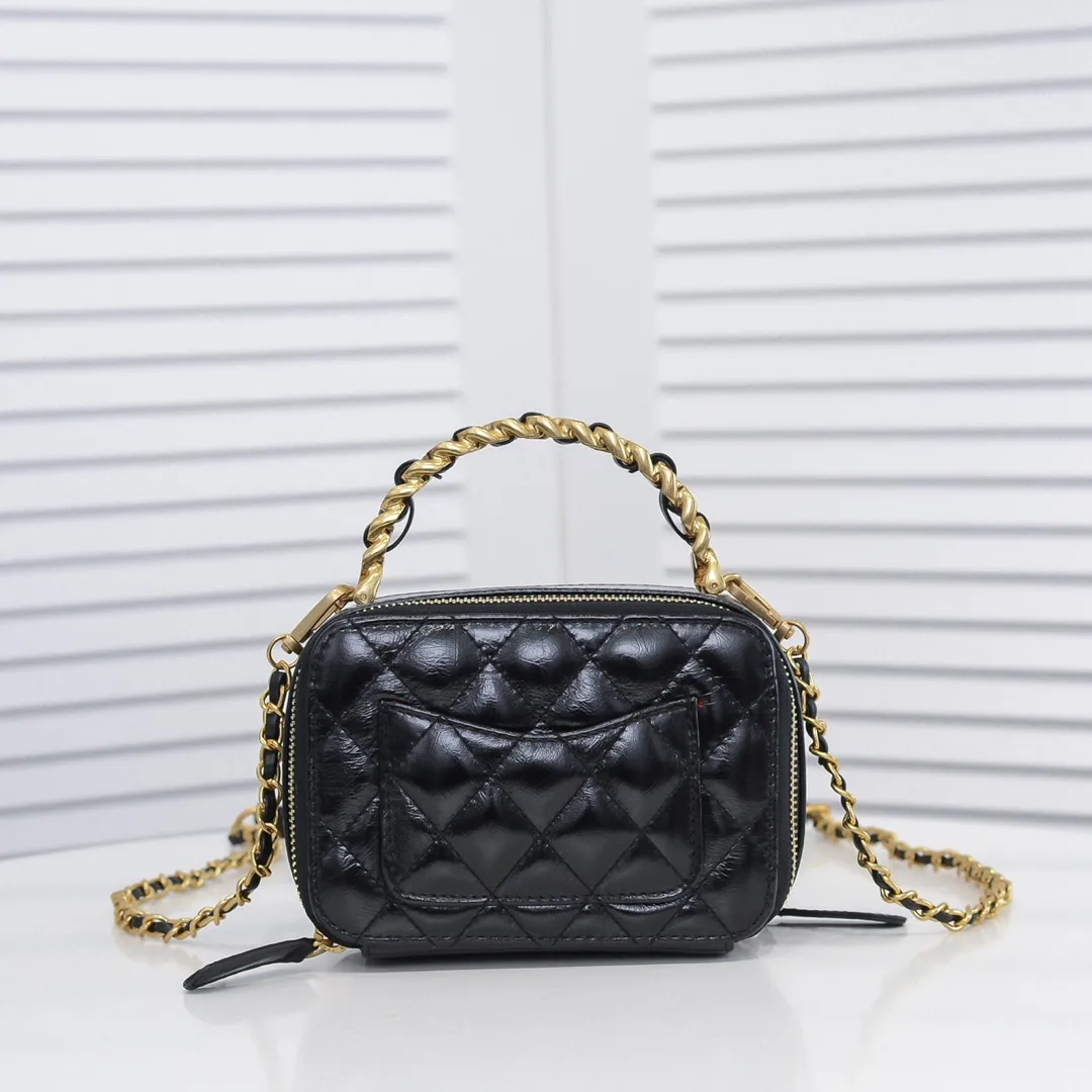 💰400￥Small size👑Chanel 2021 latest large and small camera bags are shipped! The double-zipper handheld camera bag is on sale now; it is made of imported top-layer oil-waxed calfskin. It has a strong sense of light. The leather chain-shaped handle has a retro style, and the compartment design is destined to have extraordinary capacity; it is super easy to store. It combines sophistication and fashion, and it is also great to use as a cosmetic case! Size: Small 14.5*10x7.5cm Style number: 9055 Small