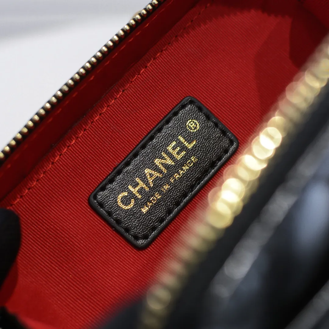💰400￥Small size👑Chanel 2021 latest large and small camera bags are shipped! The double-zipper handheld camera bag is on sale now; it is made of imported top-layer oil-waxed calfskin. It has a strong sense of light. The leather chain-shaped handle has a retro style, and the compartment design is destined to have extraordinary capacity; it is super easy to store. It combines sophistication and fashion, and it is also great to use as a cosmetic case! Size: Small 14.5*10x7.5cm Style number: 9055 Small