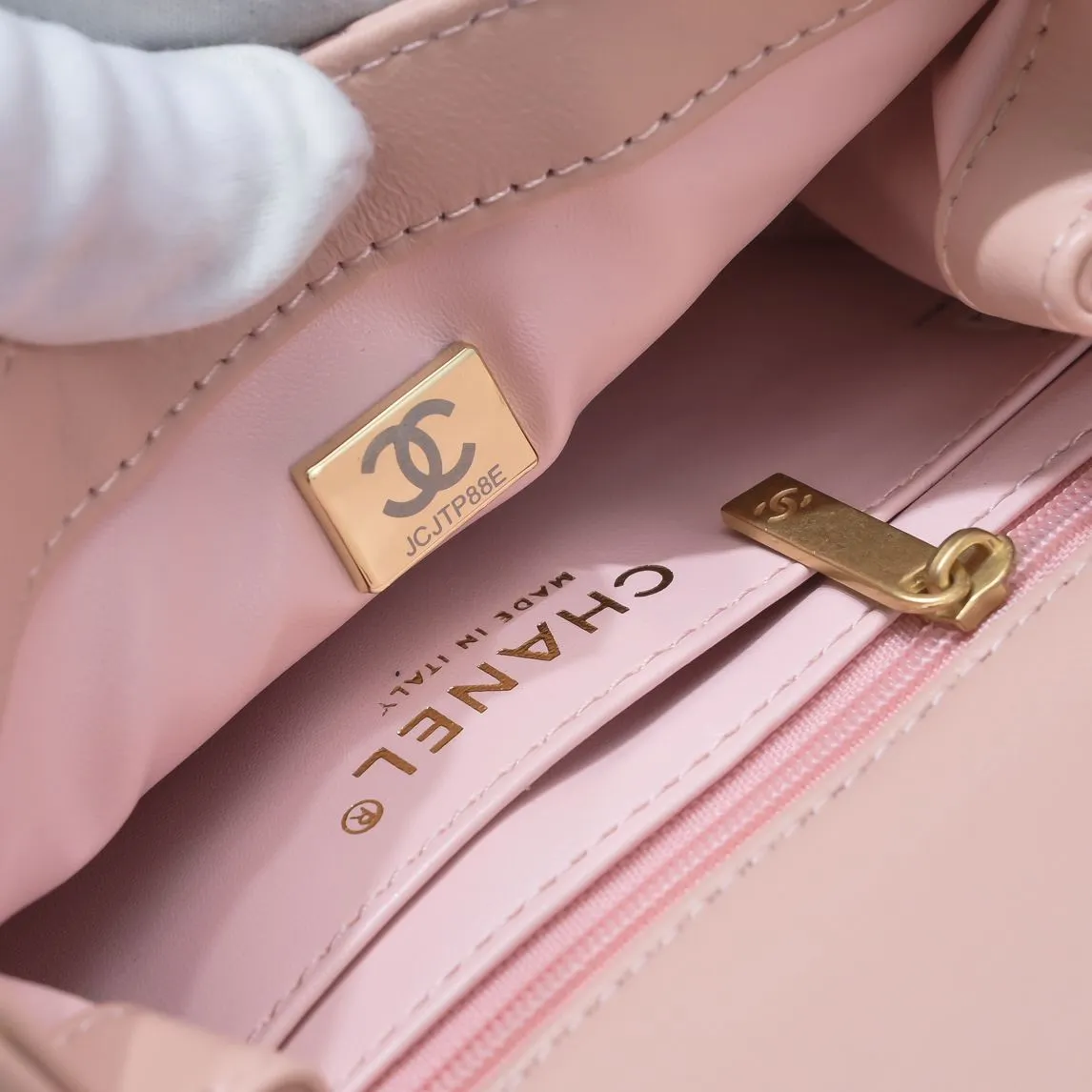 💰340￥Camellia adjusting buckle series in small size 23s. The main design of the s series every year continues the classic inheritance of the past. The golden ball, gold pillar, football walnut ball and love adjusting buckle are beautiful, but the camellia has the essence and soul of Chanel! The camellia has been interpreted differently for hundreds of years. It rarely appears on bags! Style number: 9101 Size: 13*18*7cm