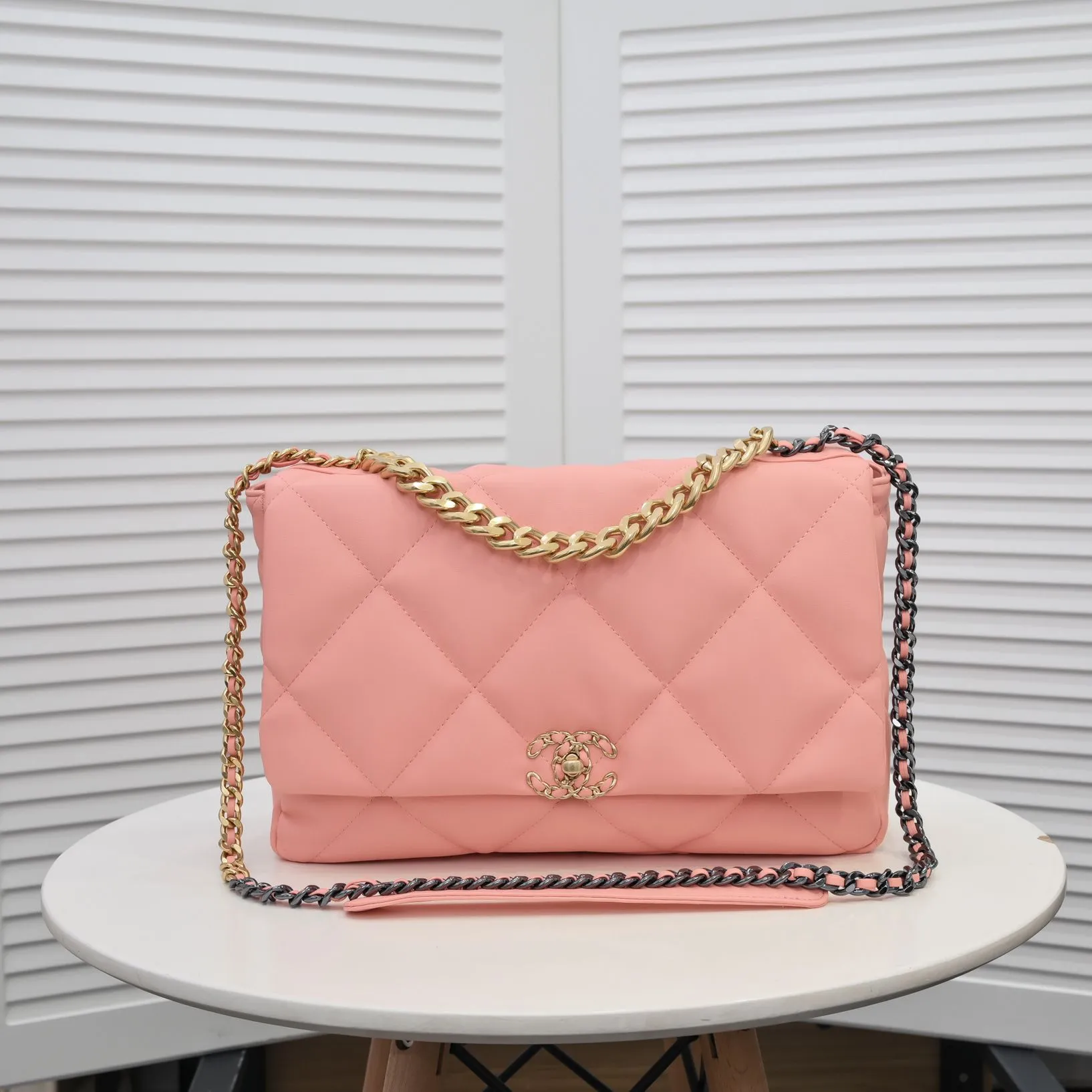 💰480￥The latest popular model of Chanel in pink large size is now available📣📣Synchronized with counters🤭Imported cowhide🐂feels very soft. The upper body effect is super good, it can be carried by hand, on one shoulder or cross-body, showing the elegance and charm of women. Hurry up and get it. Style number: 9012. Size: 36*24*14cm.