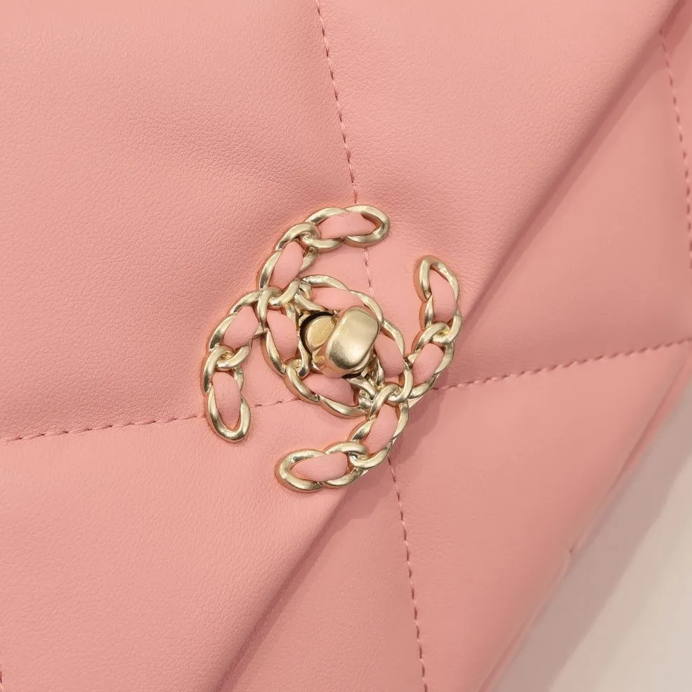💰480￥The latest popular model of Chanel in pink large size is now available📣📣Synchronized with counters🤭Imported cowhide🐂feels very soft. The upper body effect is super good, it can be carried by hand, on one shoulder or cross-body, showing the elegance and charm of women. Hurry up and get it. Style number: 9012. Size: 36*24*14cm.