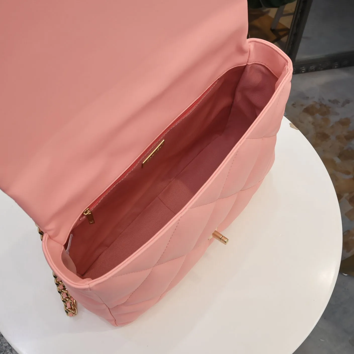 💰480￥The latest popular model of Chanel in pink large size is now available📣📣Synchronized with counters🤭Imported cowhide🐂feels very soft. The upper body effect is super good, it can be carried by hand, on one shoulder or cross-body, showing the elegance and charm of women. Hurry up and get it. Style number: 9012. Size: 36*24*14cm.