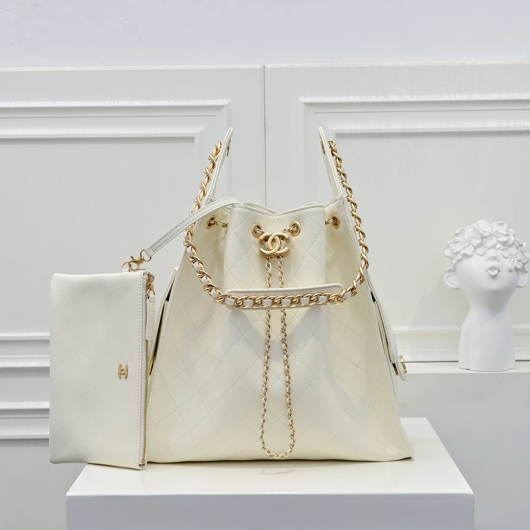 💰580￥ Large upgraded version chanel 25c bag king ball grain leather hobo armpit bag hippie armpit bag large retro gold coin button drawstring bucket bag + rhombus pattern + retro black gold classic chain design, full of high-end sense! A must-have for daily travel, with exquisite appearance and delicate texture, it can be easily worn in both casual and formal occasions. Size: 40x30x15cm Style No.: 7073 Material: Ball-grained cowhide