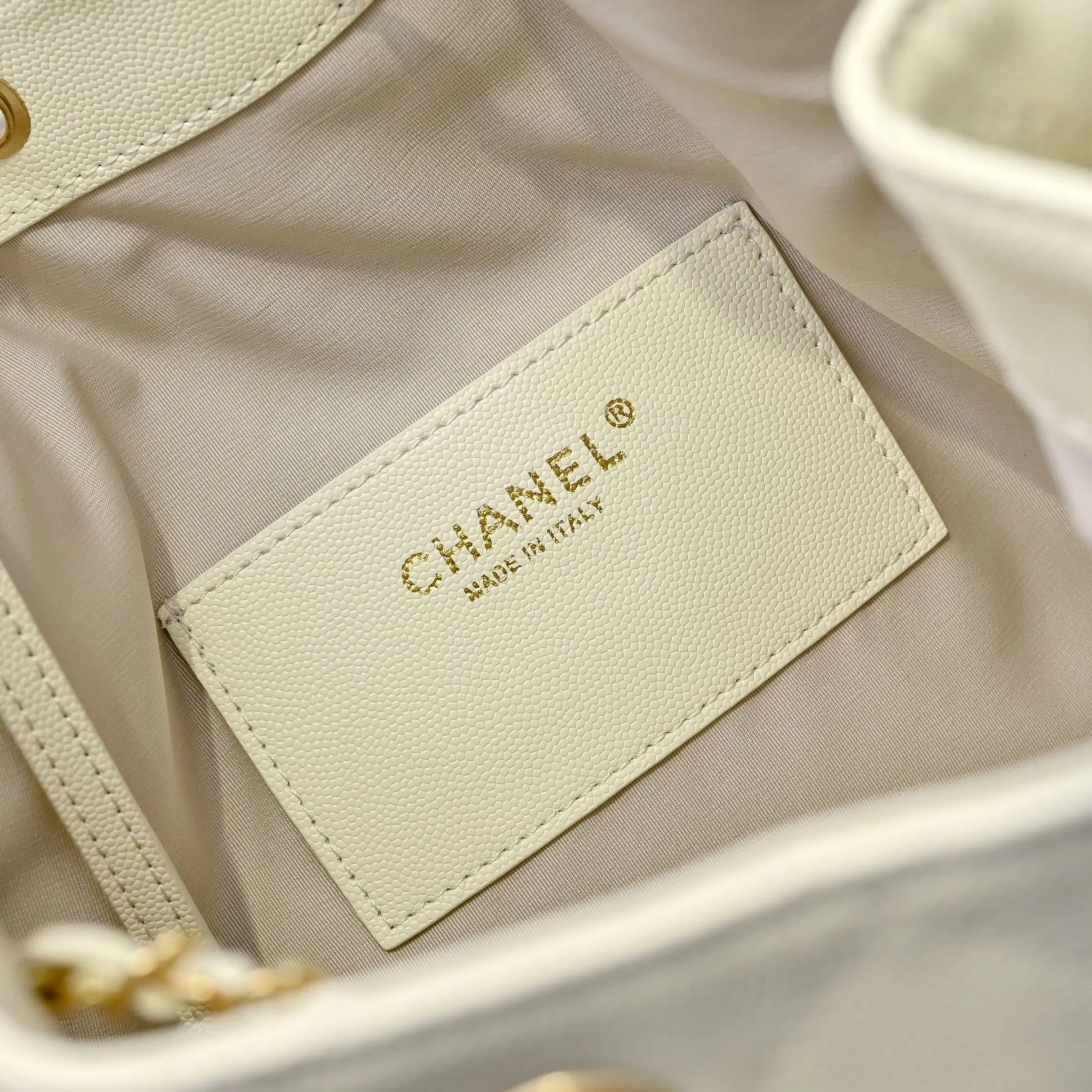 💰580￥ Large upgraded version chanel 25c bag king ball grain leather hobo armpit bag hippie armpit bag large retro gold coin button drawstring bucket bag + rhombus pattern + retro black gold classic chain design, full of high-end sense! A must-have for daily travel, with exquisite appearance and delicate texture, it can be easily worn in both casual and formal occasions. Size: 40x30x15cm Style No.: 7073 Material: Ball-grained cowhide