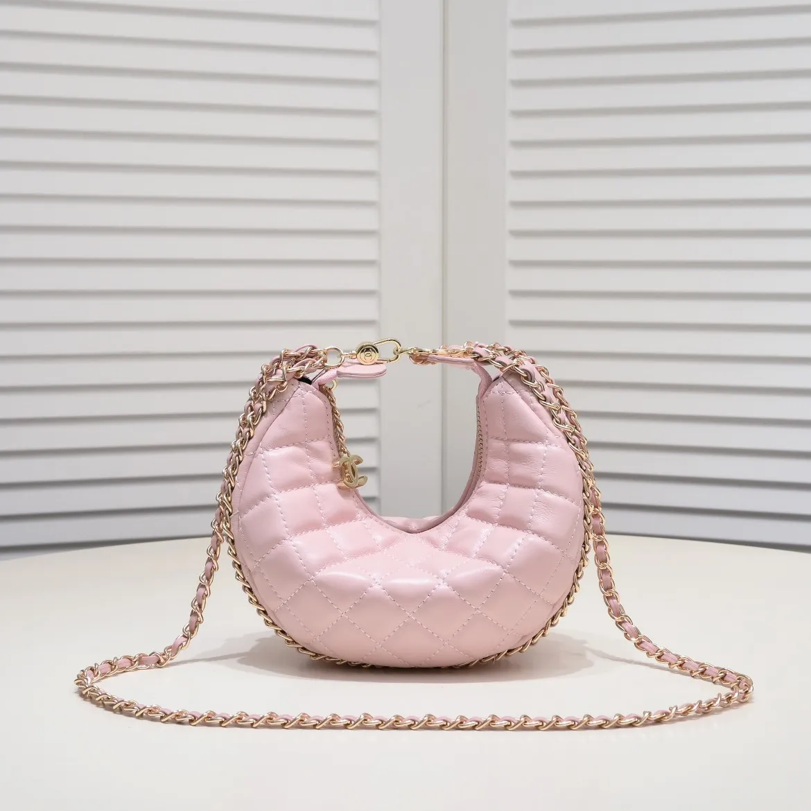 💰360￥Chane1️⃣23p Moon Bag🌙🤍l A beautiful little waste bag that makes me fall in love at first sight. The hardware is light champagne gold and has a thin chain. The counter sister made it look like a little moon. I was immediately so cute that I felt soft. It deserves the first place in 23p small waste bag. As expected, the end of the bag purchase is not Hermès but Chanel seasonal model Al💕Style number: 8089 Large Size: 15X20X6cm