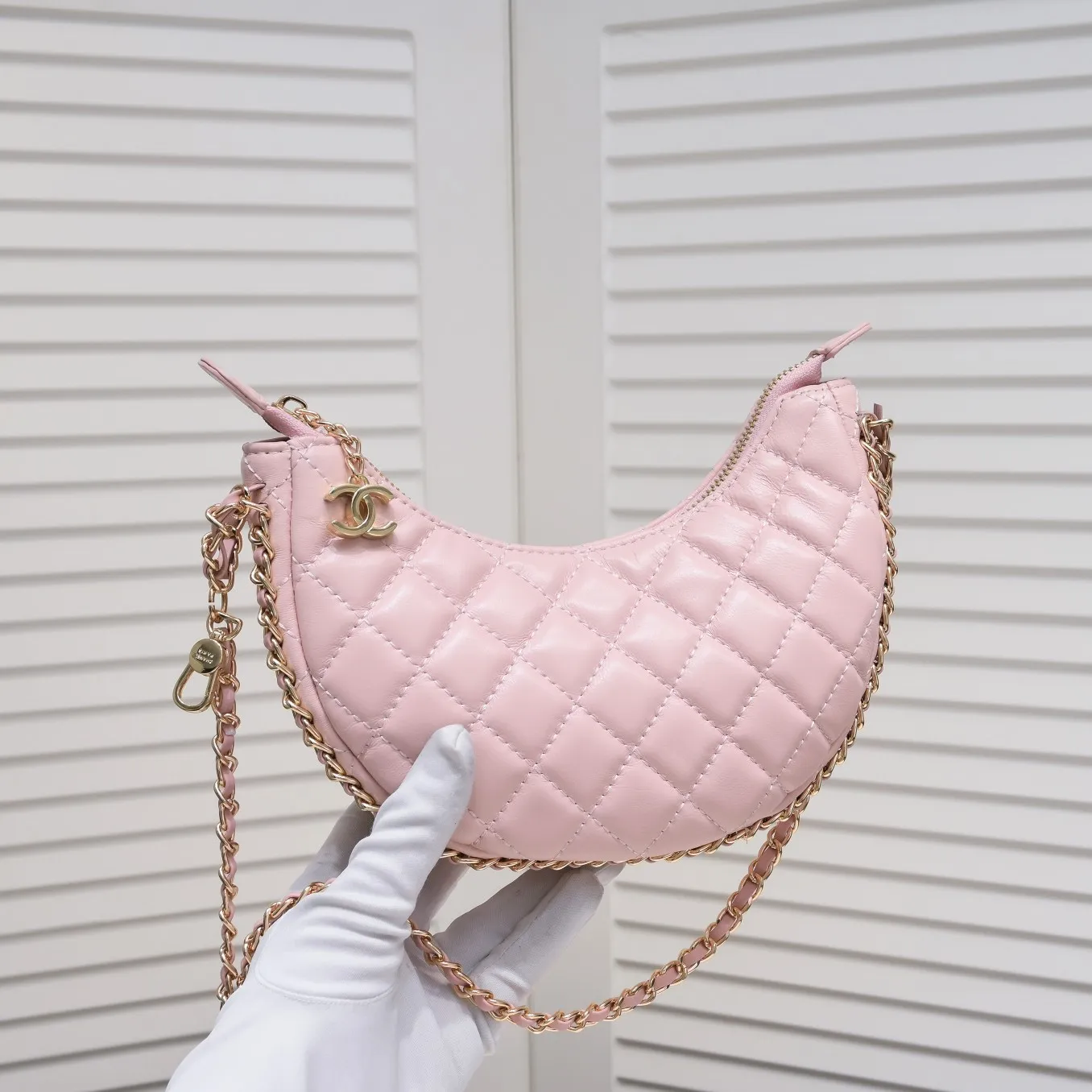💰360￥Chane1️⃣23p Moon Bag🌙🤍l A beautiful little waste bag that makes me fall in love at first sight. The hardware is light champagne gold and has a thin chain. The counter sister made it look like a little moon. I was immediately so cute that I felt soft. It deserves the first place in 23p small waste bag. As expected, the end of the bag purchase is not Hermès but Chanel seasonal model Al💕Style number: 8089 Large Size: 15X20X6cm