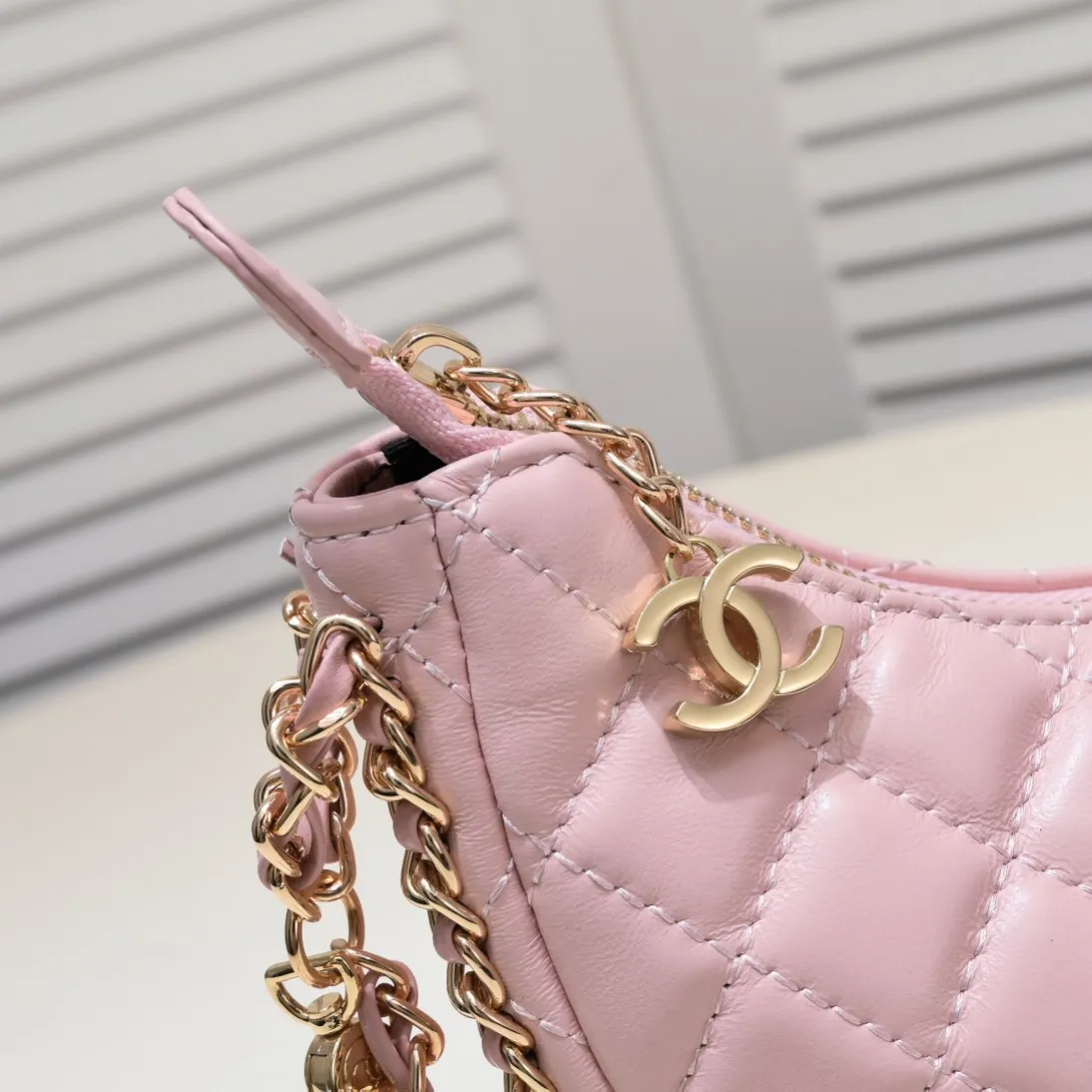 💰360￥Chane1️⃣23p Moon Bag🌙🤍l A beautiful little waste bag that makes me fall in love at first sight. The hardware is light champagne gold and has a thin chain. The counter sister made it look like a little moon. I was immediately so cute that I felt soft. It deserves the first place in 23p small waste bag. As expected, the end of the bag purchase is not Hermès but Chanel seasonal model Al💕Style number: 8089 Large Size: 15X20X6cm