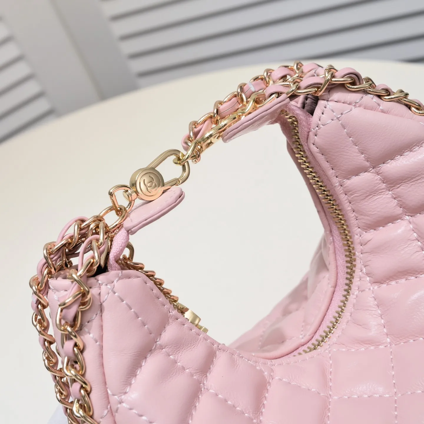 💰360￥Chane1️⃣23p Moon Bag🌙🤍l A beautiful little waste bag that makes me fall in love at first sight. The hardware is light champagne gold and has a thin chain. The counter sister made it look like a little moon. I was immediately so cute that I felt soft. It deserves the first place in 23p small waste bag. As expected, the end of the bag purchase is not Hermès but Chanel seasonal model Al💕Style number: 8089 Large Size: 15X20X6cm
