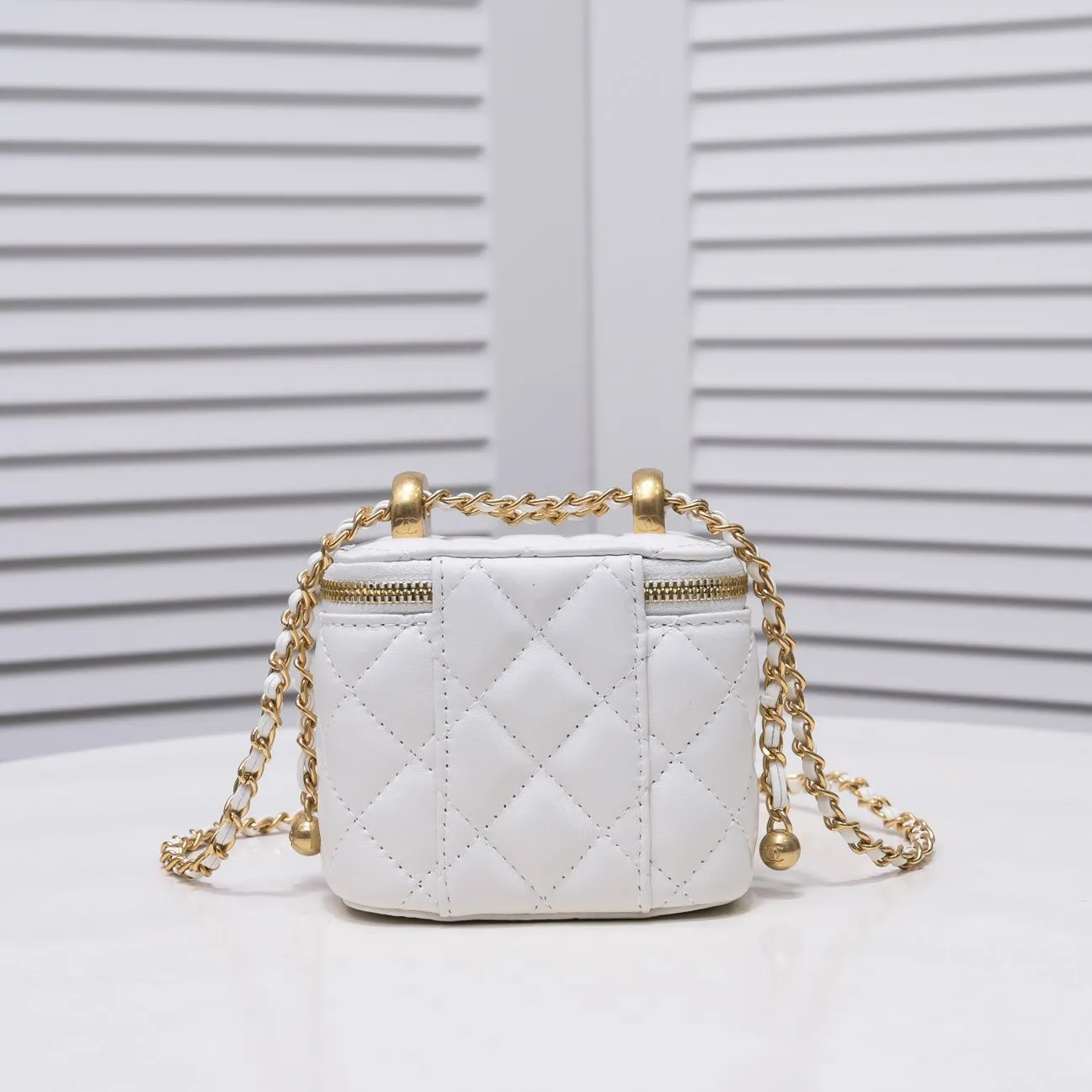 💰340￥Chanel 2021 Autumn and Winter New Product Portable Makeup Box Small Storage Box Original Hardware Adjustable Shoulder Strap Imported Sheepskin Open to retouch makeup when going out Close to adjust styling Can be used as a storage box even at home Lipstick, BB cream, foundation, tissue, everything can be stored Excellent upper body effect, super versatile Size: 11*8.5*7cm Style No.: 8103
