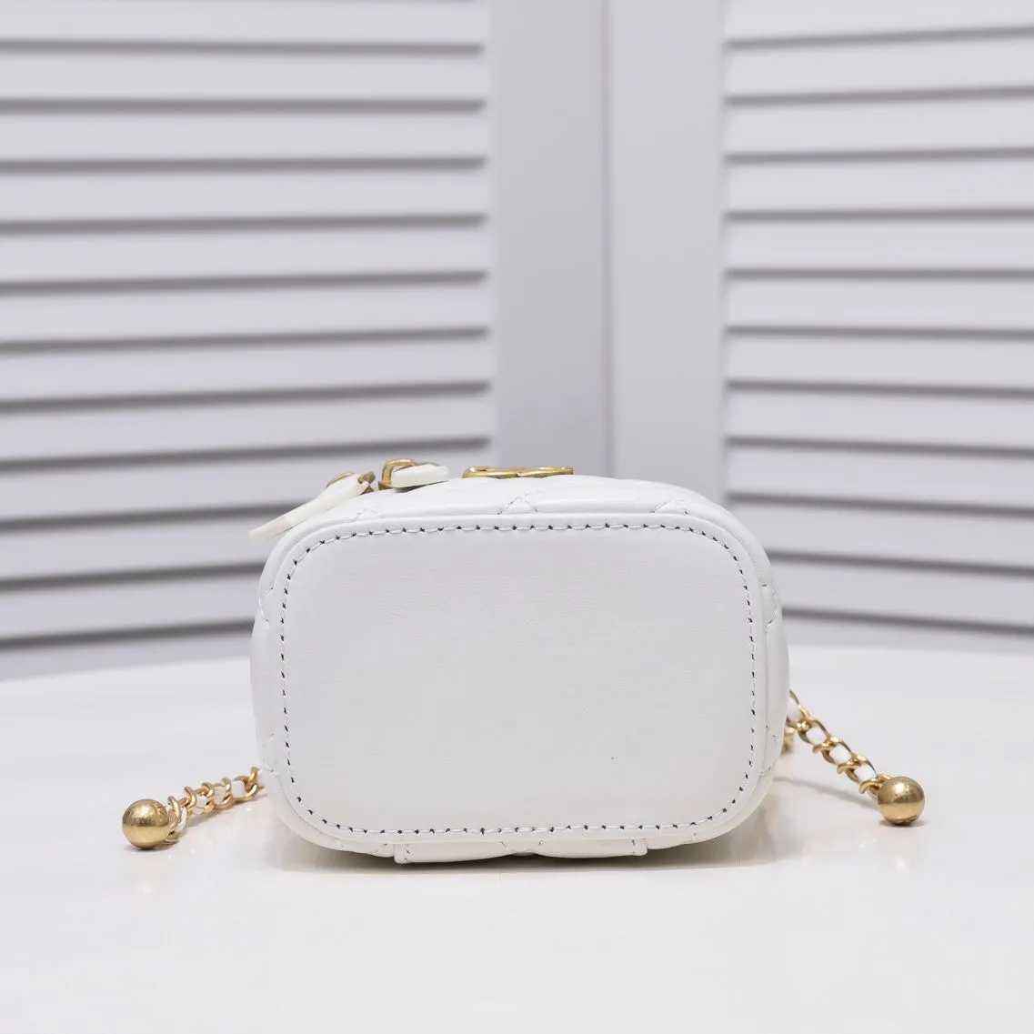 💰340￥Chanel 2021 Autumn and Winter New Product Portable Makeup Box Small Storage Box Original Hardware Adjustable Shoulder Strap Imported Sheepskin Open to retouch makeup when going out Close to adjust styling Can be used as a storage box even at home Lipstick, BB cream, foundation, tissue, everything can be stored Excellent upper body effect, super versatile Size: 11*8.5*7cm Style No.: 8103