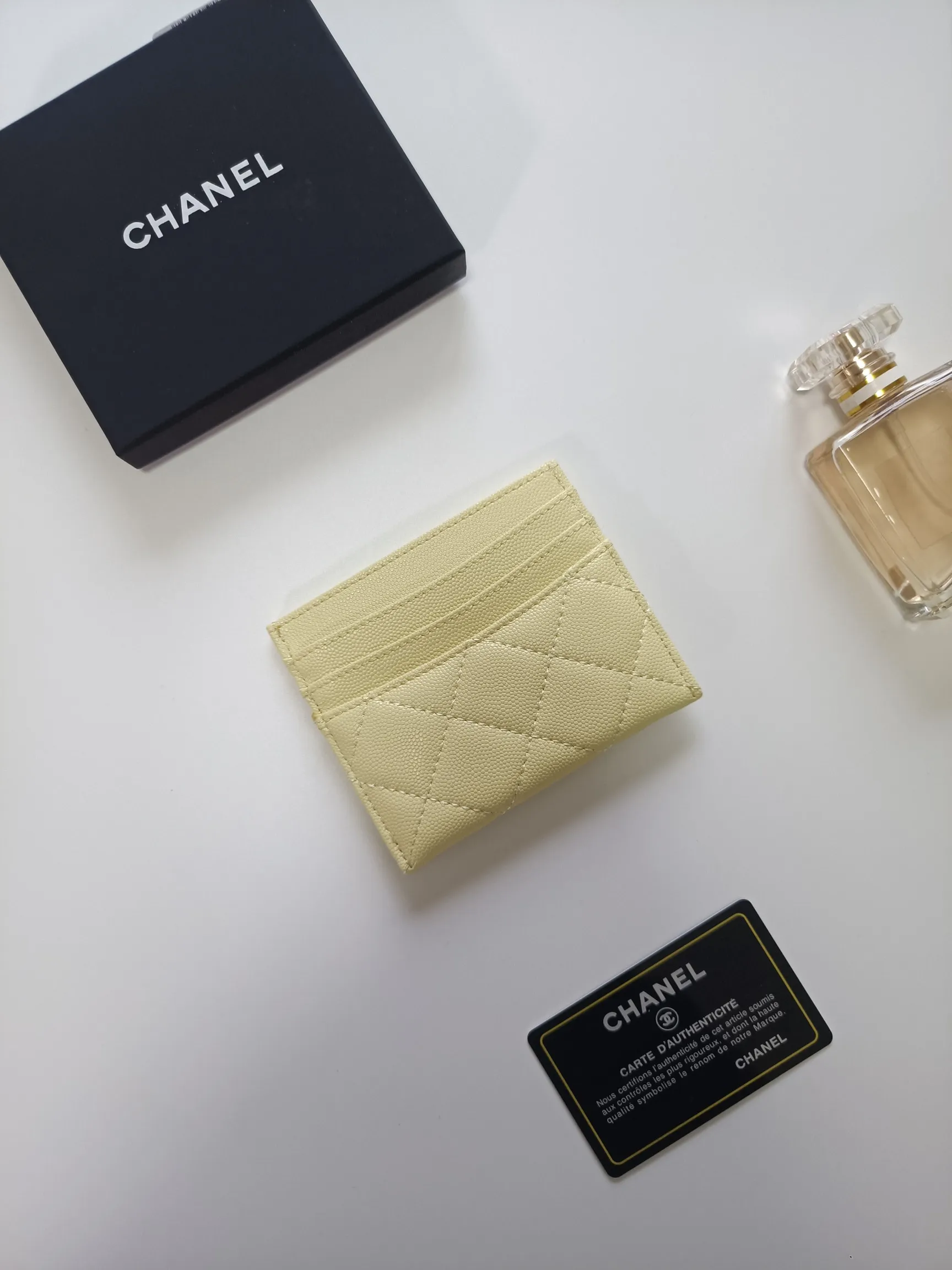 💰100💰 chanel 2025 new product card holder lambskin, seven card slots, can hold change, imported Italian lambskin + hardware logo, so beautiful, love it. The color is as shown in the picture, easy and fast storage, mini card holder No.: AP8964 Size: w11×h10cm