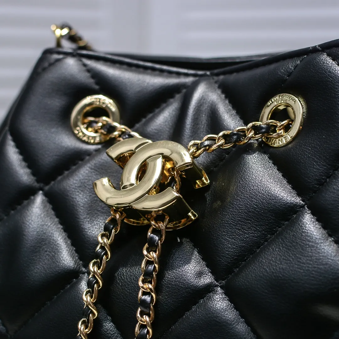 💰400￥ Large CHANEL: 2020 new model Double C chain pull rope mini bucket cowhide series, gold hardware accessories: large ribbed design, super aesthetic, which is Xiaoxiang’s design style in the past two years, the cowhide feels soft and comfortable, more suitable for mini-shaped bags. Perfectly designed, clean, casual and fashionable, this is a must-have drawstring bag. Size black ready stock. Style number: 1801# Size: 21*23*15cm