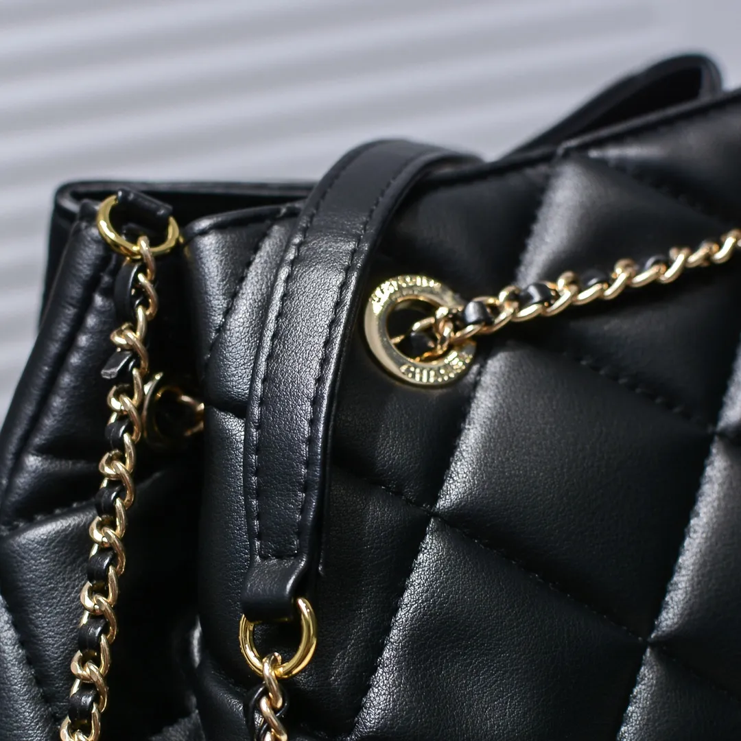 💰400￥ Large CHANEL: 2020 new model Double C chain pull rope mini bucket cowhide series, gold hardware accessories: large ribbed design, super aesthetic, which is Xiaoxiang’s design style in the past two years, the cowhide feels soft and comfortable, more suitable for mini-shaped bags. Perfectly designed, clean, casual and fashionable, this is a must-have drawstring bag. Size black ready stock. Style number: 1801# Size: 21*23*15cm