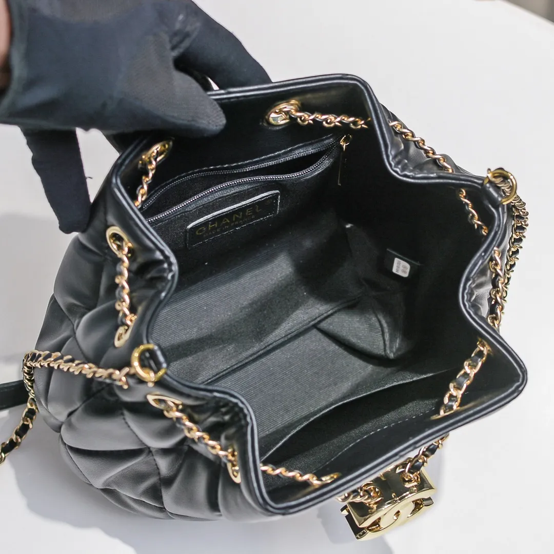 💰400￥ Large CHANEL: 2020 new model Double C chain pull rope mini bucket cowhide series, gold hardware accessories: large ribbed design, super aesthetic, which is Xiaoxiang’s design style in the past two years, the cowhide feels soft and comfortable, more suitable for mini-shaped bags. Perfectly designed, clean, casual and fashionable, this is a must-have drawstring bag. Size black ready stock. Style number: 1801# Size: 21*23*15cm
