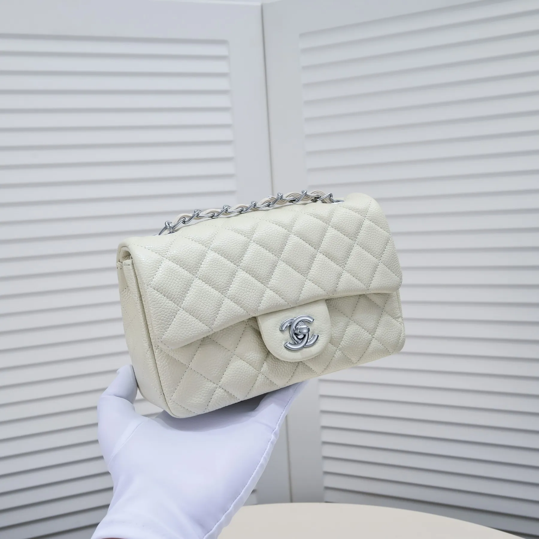 💰320￥Off-white💥CF versatile caviar cowhide🌹 Chanel💃🏻‼ ️Eternal classic style [shy] noble temperament💃🏻favorite of celebrities🌟soft leather and high-end👍counter hardware exquisite workmanship to reject defects [strong] both dazzling and feminine 😝[strong] luxurious and durable🌟size: 20*14*7cm style number 1116 reverse edge