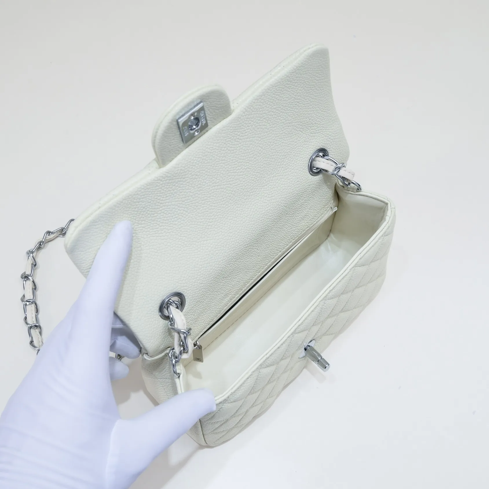 💰320￥Off-white💥CF versatile caviar cowhide🌹 Chanel💃🏻‼ ️Eternal classic style [shy] noble temperament💃🏻favorite of celebrities🌟soft leather and high-end👍counter hardware exquisite workmanship to reject defects [strong] both dazzling and feminine 😝[strong] luxurious and durable🌟size: 20*14*7cm style number 1116 reverse edge