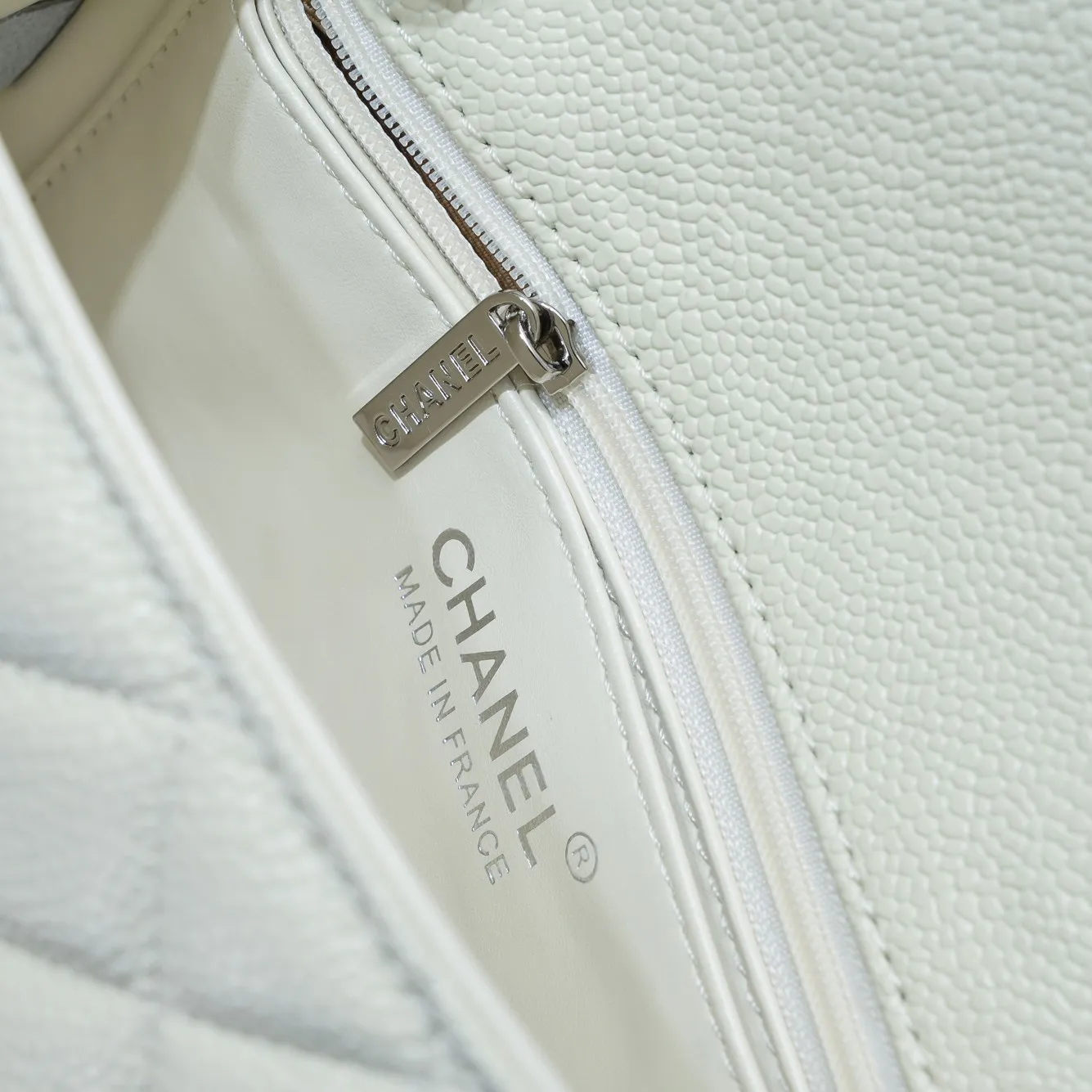 💰320￥Off-white💥CF versatile caviar cowhide🌹 Chanel💃🏻‼ ️Eternal classic style [shy] noble temperament💃🏻favorite of celebrities🌟soft leather and high-end👍counter hardware exquisite workmanship to reject defects [strong] both dazzling and feminine 😝[strong] luxurious and durable🌟size: 20*14*7cm style number 1116 reverse edge