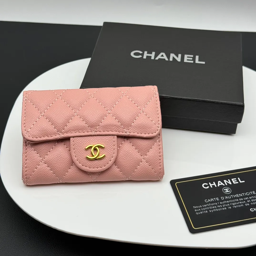 💰130 💎Top quality 💖 𝑪𝑯𝑨𝑵𝑬𝑳 Caviar powder / gold 💌 23K classic rhombus lambskin Chanel wallet 👛 CHANEL Classic Series Many new cf small card bags have arrived! This card holder has an extra card pocket at the back than the previous classic card holder❤️You can store cards and coins separately😊A very practical coin purse❤️Model number: AP458 Size: 11X7.5X2