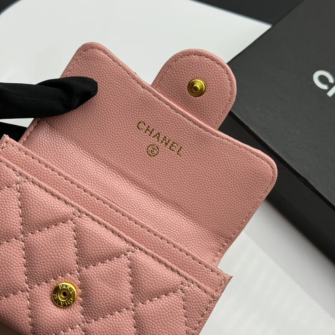 💰130 💎Top quality 💖 𝑪𝑯𝑨𝑵𝑬𝑳 Caviar powder / gold 💌 23K classic rhombus lambskin Chanel wallet 👛 CHANEL Classic Series Many new cf small card bags have arrived! This card holder has an extra card pocket at the back than the previous classic card holder❤️You can store cards and coins separately😊A very practical coin purse❤️Model number: AP458 Size: 11X7.5X2