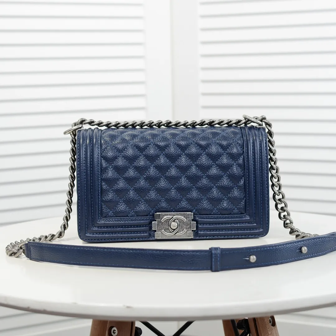 💰460￥ "Full leather inside and out with original hardware" Chanel👑 Using imported first-layer cowhide with lychee pattern [color] [lightning] thickened electroplated hardware accessories🌈The workmanship is comparable to the original order💪The bottom can be pinched and rebounded without trace, absolutely spot-on and real-life, fashionable and durable💪💪High-end quality, no pressure in and out of the drill cabinet💏, size 25*15*8cm Style number: 67086