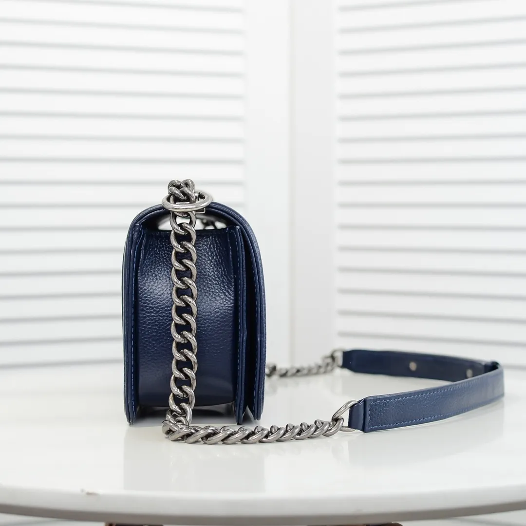 💰460￥ "Full leather inside and out with original hardware" Chanel👑 Using imported first-layer cowhide with lychee pattern [color] [lightning] thickened electroplated hardware accessories🌈The workmanship is comparable to the original order💪The bottom can be pinched and rebounded without trace, absolutely spot-on and real-life, fashionable and durable💪💪High-end quality, no pressure in and out of the drill cabinet💏, size 25*15*8cm Style number: 67086