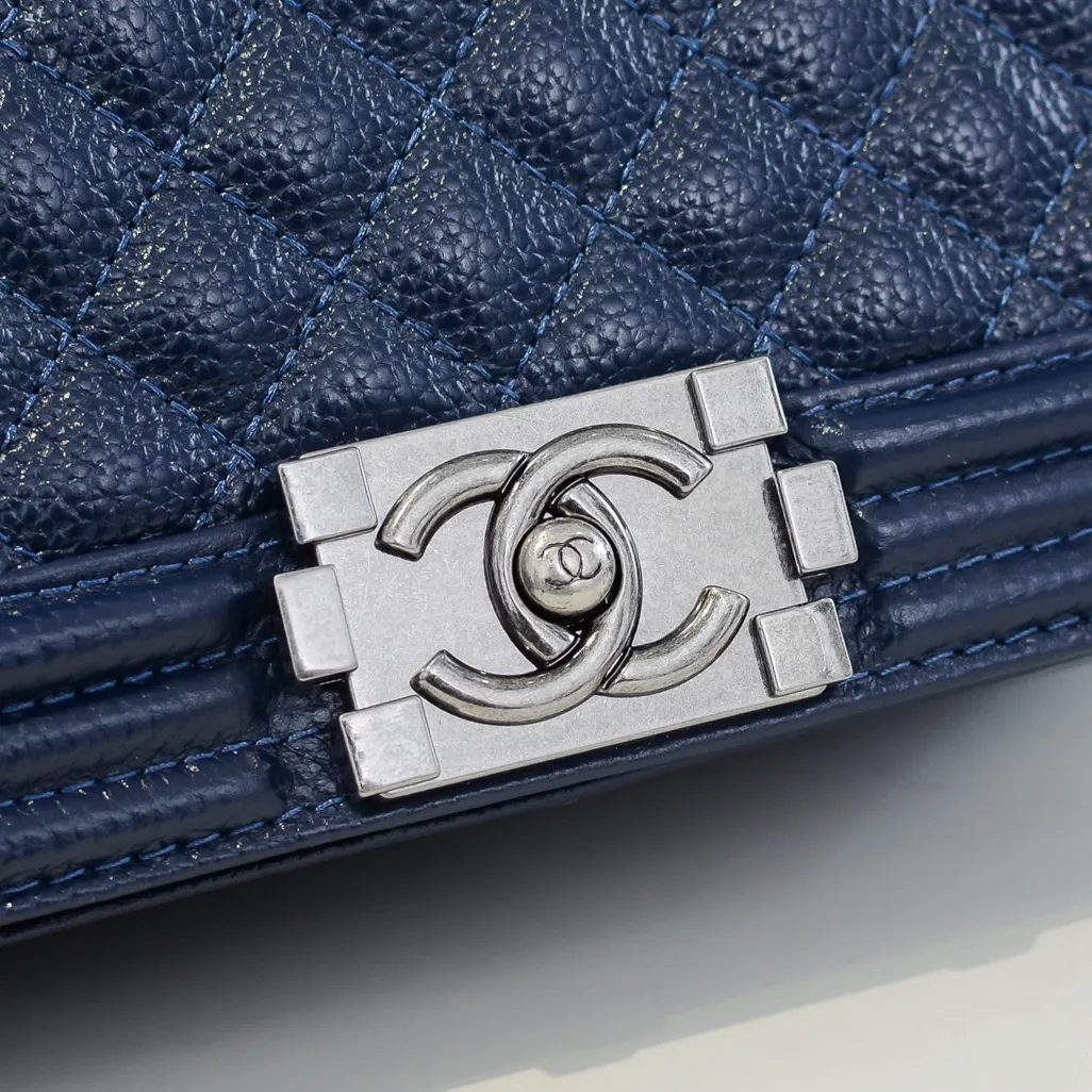 💰460￥ "Full leather inside and out with original hardware" Chanel👑 Using imported first-layer cowhide with lychee pattern [color] [lightning] thickened electroplated hardware accessories🌈The workmanship is comparable to the original order💪The bottom can be pinched and rebounded without trace, absolutely spot-on and real-life, fashionable and durable💪💪High-end quality, no pressure in and out of the drill cabinet💏, size 25*15*8cm Style number: 67086