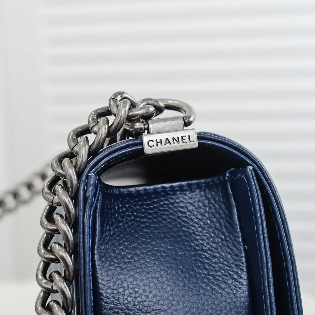 💰460￥ "Full leather inside and out with original hardware" Chanel👑 Using imported first-layer cowhide with lychee pattern [color] [lightning] thickened electroplated hardware accessories🌈The workmanship is comparable to the original order💪The bottom can be pinched and rebounded without trace, absolutely spot-on and real-life, fashionable and durable💪💪High-end quality, no pressure in and out of the drill cabinet💏, size 25*15*8cm Style number: 67086