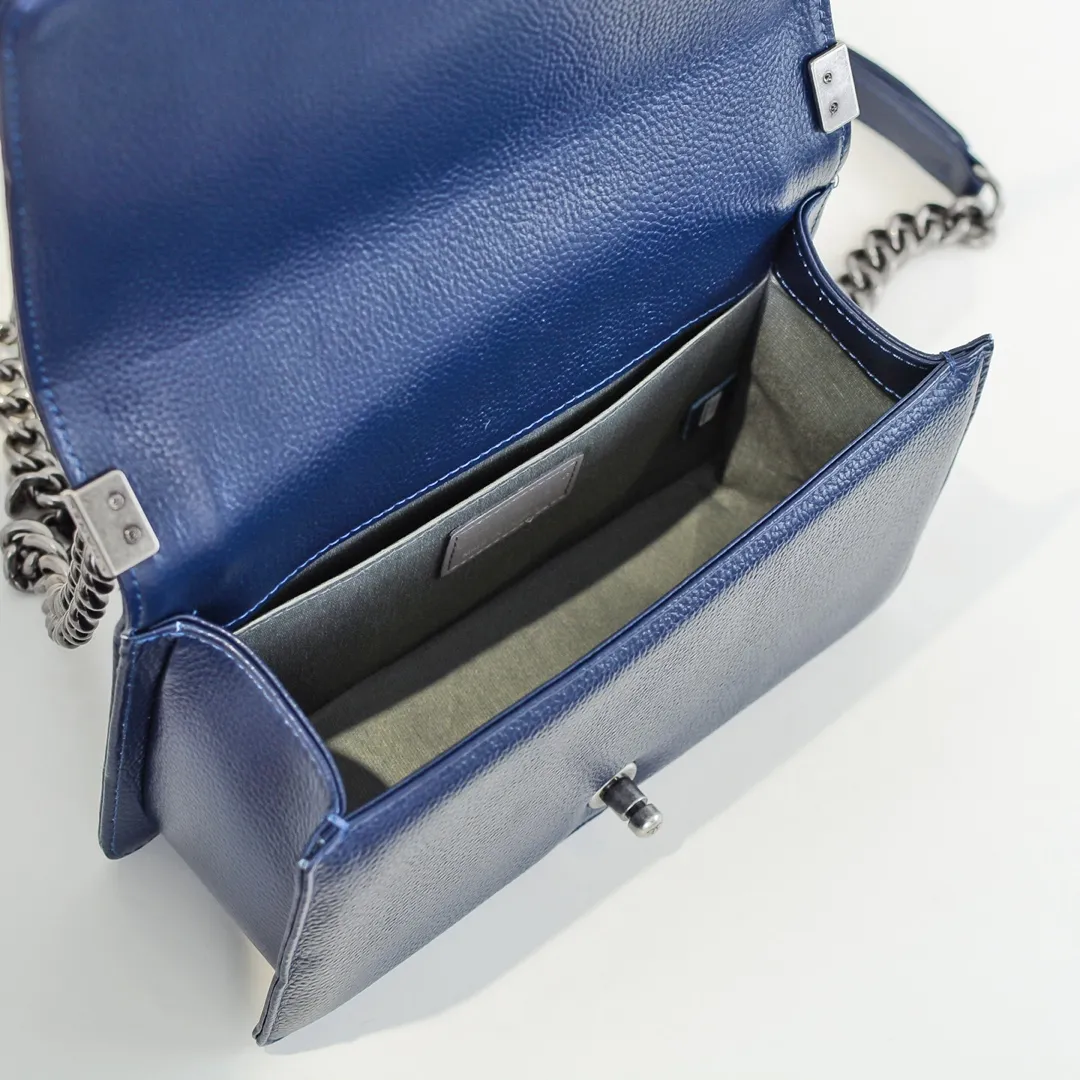 💰460￥ "Full leather inside and out with original hardware" Chanel👑 Using imported first-layer cowhide with lychee pattern [color] [lightning] thickened electroplated hardware accessories🌈The workmanship is comparable to the original order💪The bottom can be pinched and rebounded without trace, absolutely spot-on and real-life, fashionable and durable💪💪High-end quality, no pressure in and out of the drill cabinet💏, size 25*15*8cm Style number: 67086