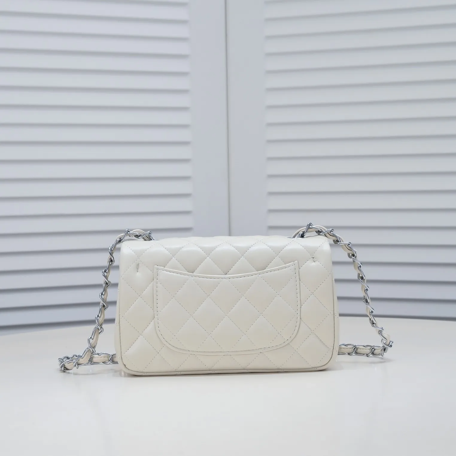 💰320￥ Off-white 1116 color CF versatile lambskin 🌹 Chanel 💃🏻‼ ️Eternal classic style [shy] noble temperament💃🏻favorite of celebrities🌟soft leather and high-end👍counter hardware exquisite workmanship to reject flaws [strong] both dazzling and feminine 😝[strong] luxurious and durable🌟Size: 20*14*7cm Style number: 1116